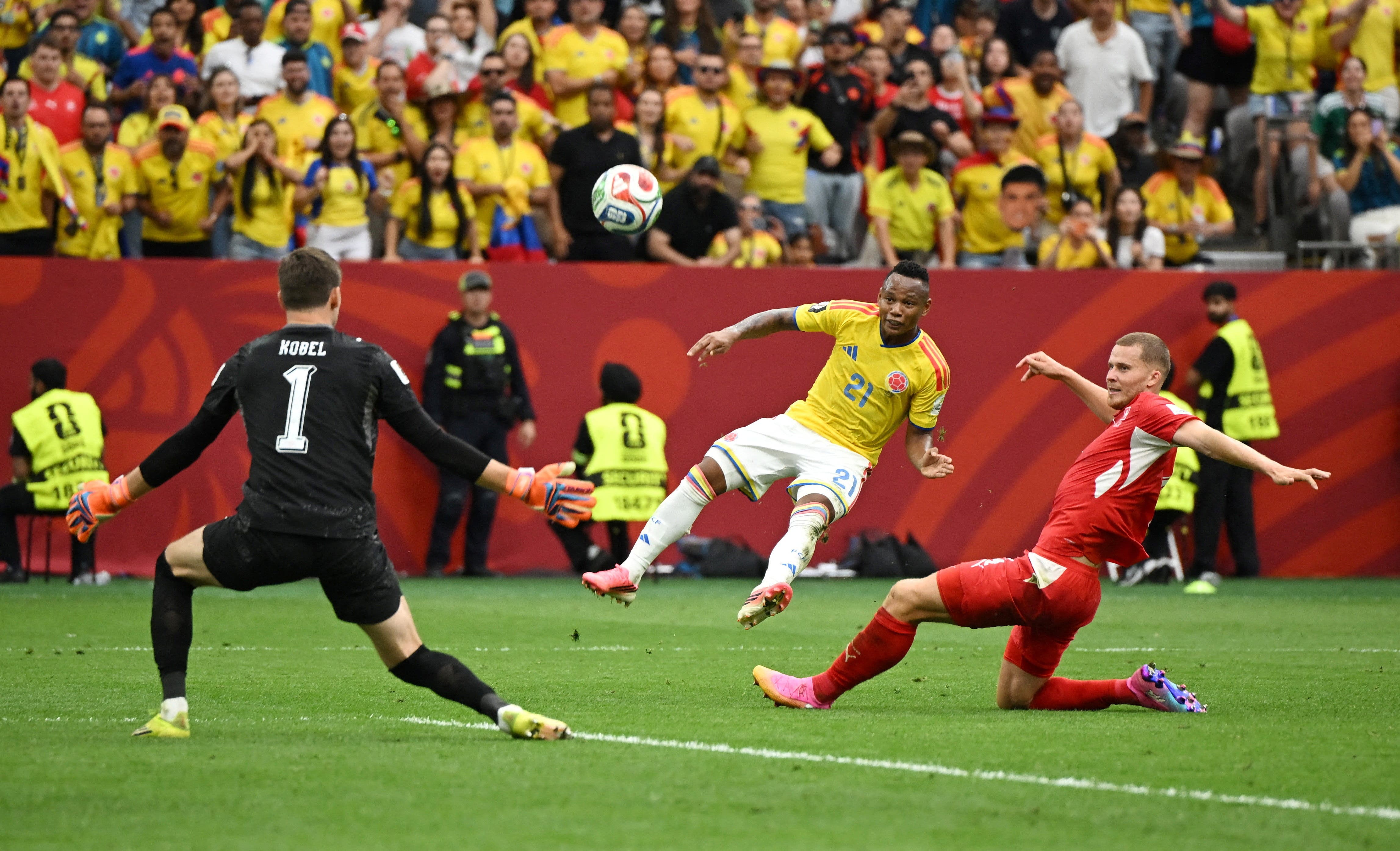 Soccer Football - FIFA World Cup 2026 - Round of 16 - Switzerland v Colombia - BC Place, Vancouver, Canada - July 7, 2026 Switzerland's Gregor Kobel and Nico Elvedi in action as Colombia's Jaminton Campaz misses a chance to score IMAGN IMAGES via Reuters/Anne-Marie Sorvin TPX IMAGES OF THE DAY