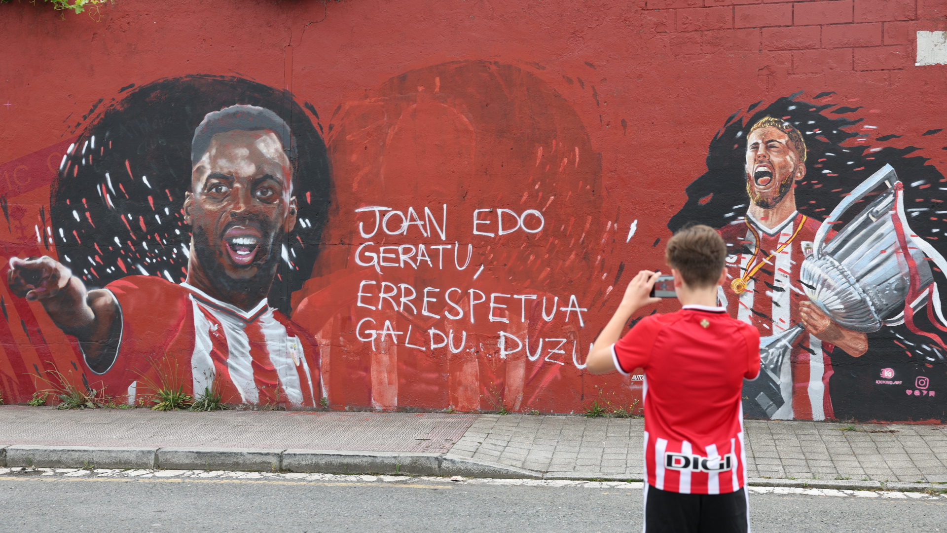 El mural del Athletic Club vandalizado con el rostro de Nico Williams borrado.