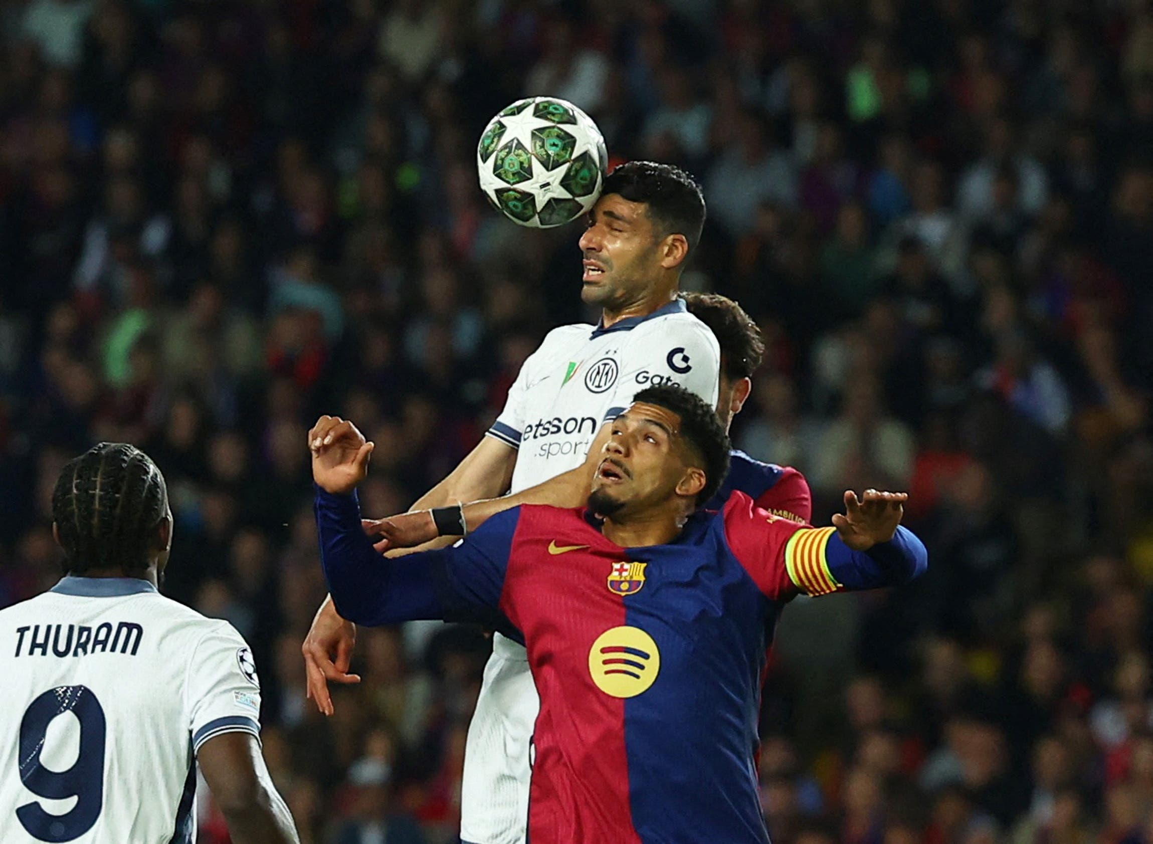 Soccer Football - Champions League - Semi Final - First Leg - FC Barcelona v Inter Milan - Estadi Olimpic Lluis Companys, Barcelona, Spain - April 30, 2025 Inter Milan's Mehdi Taremi in action with FC Barcelona's Ronald Araujo REUTERS/Albert Gea REFILE - CORRECTING ID
