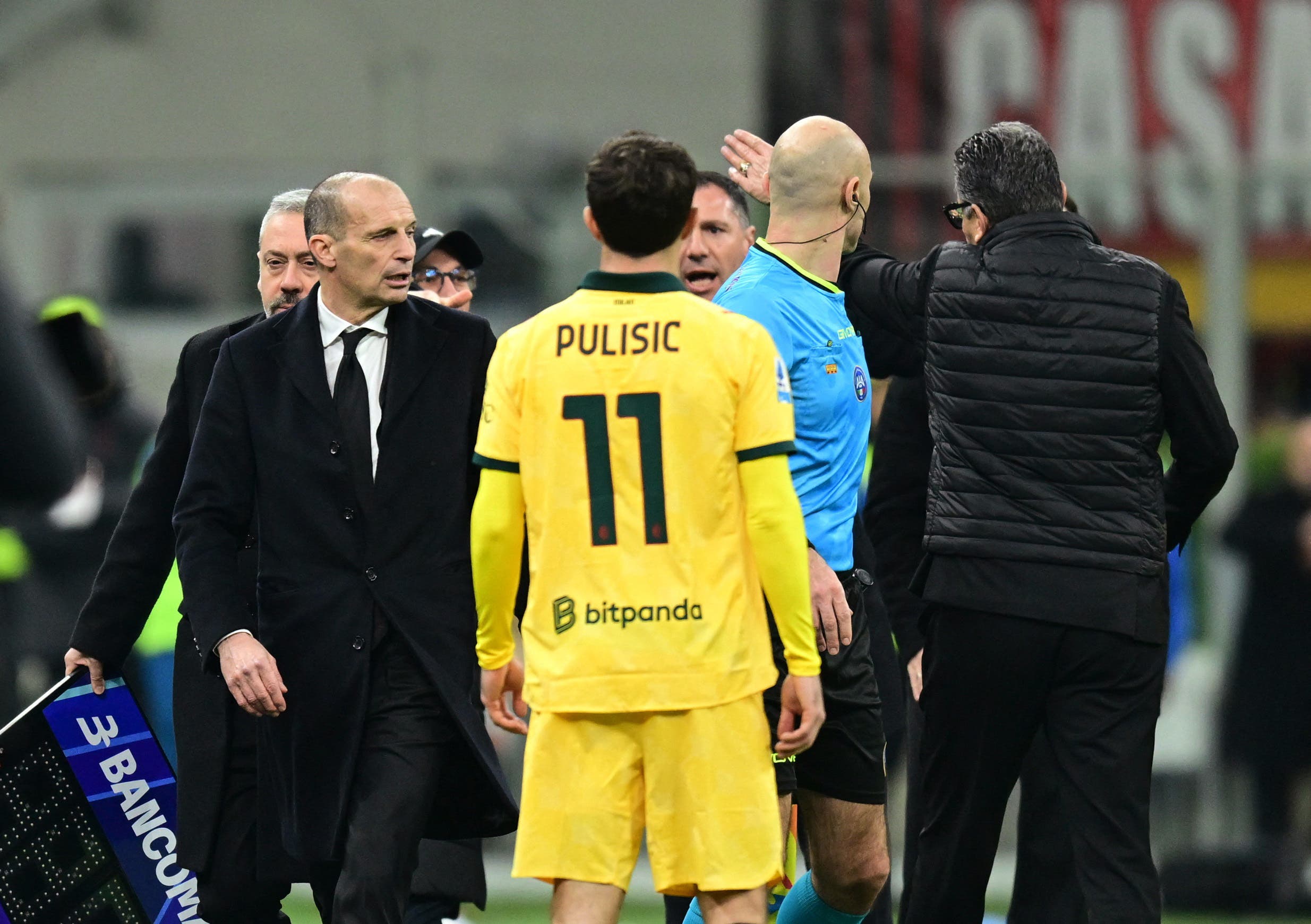 Soccer Football - Serie A - AC Milan v Como - San Siro, Milan, Italy - February 18, 2026 AC Milan coach Massimiliano Allegri walks off the pitch after being shown a red card by referee Maurizio Mariani REUTERS/Daniele Mascolo

