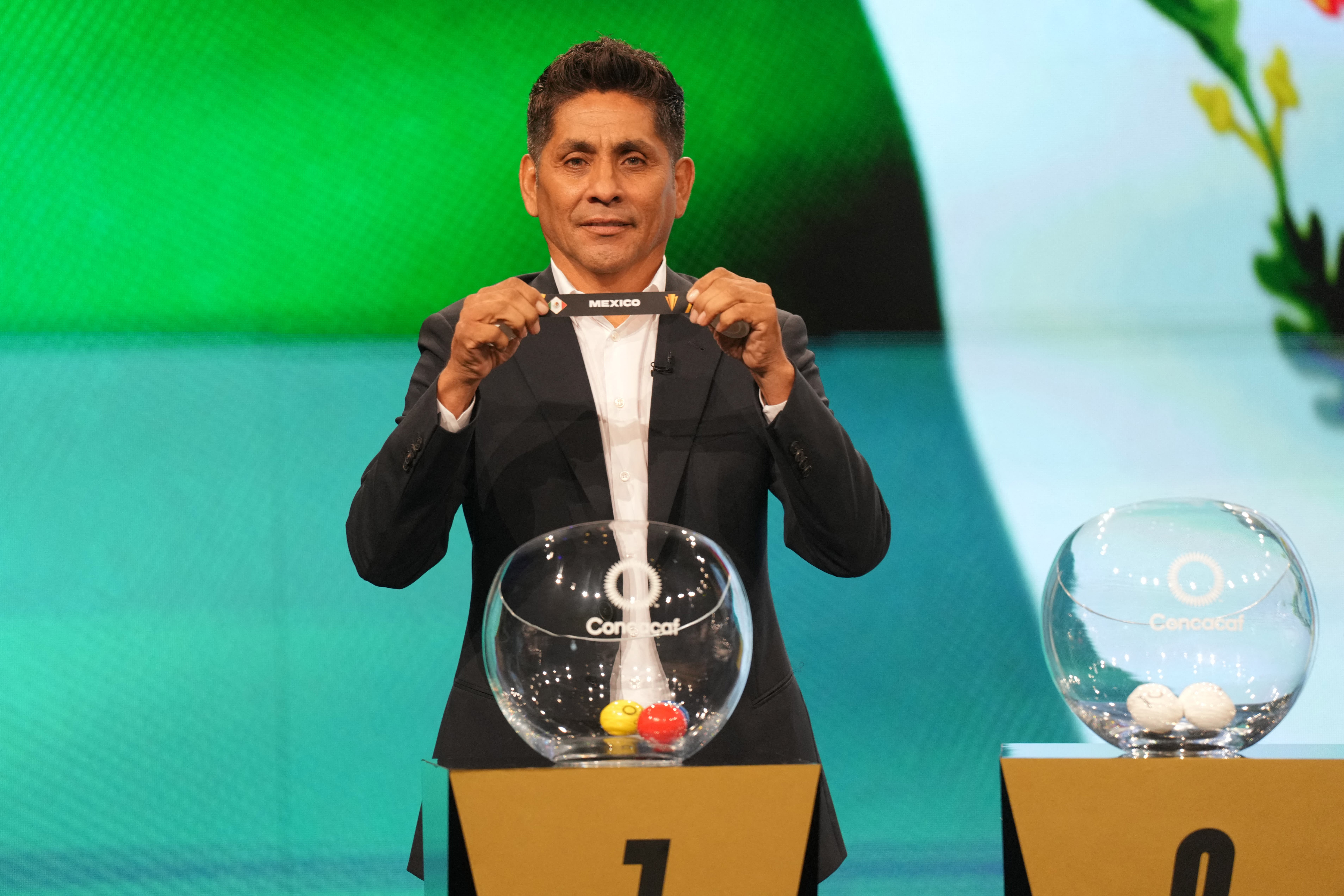 Jorge Campos draws Mexico.