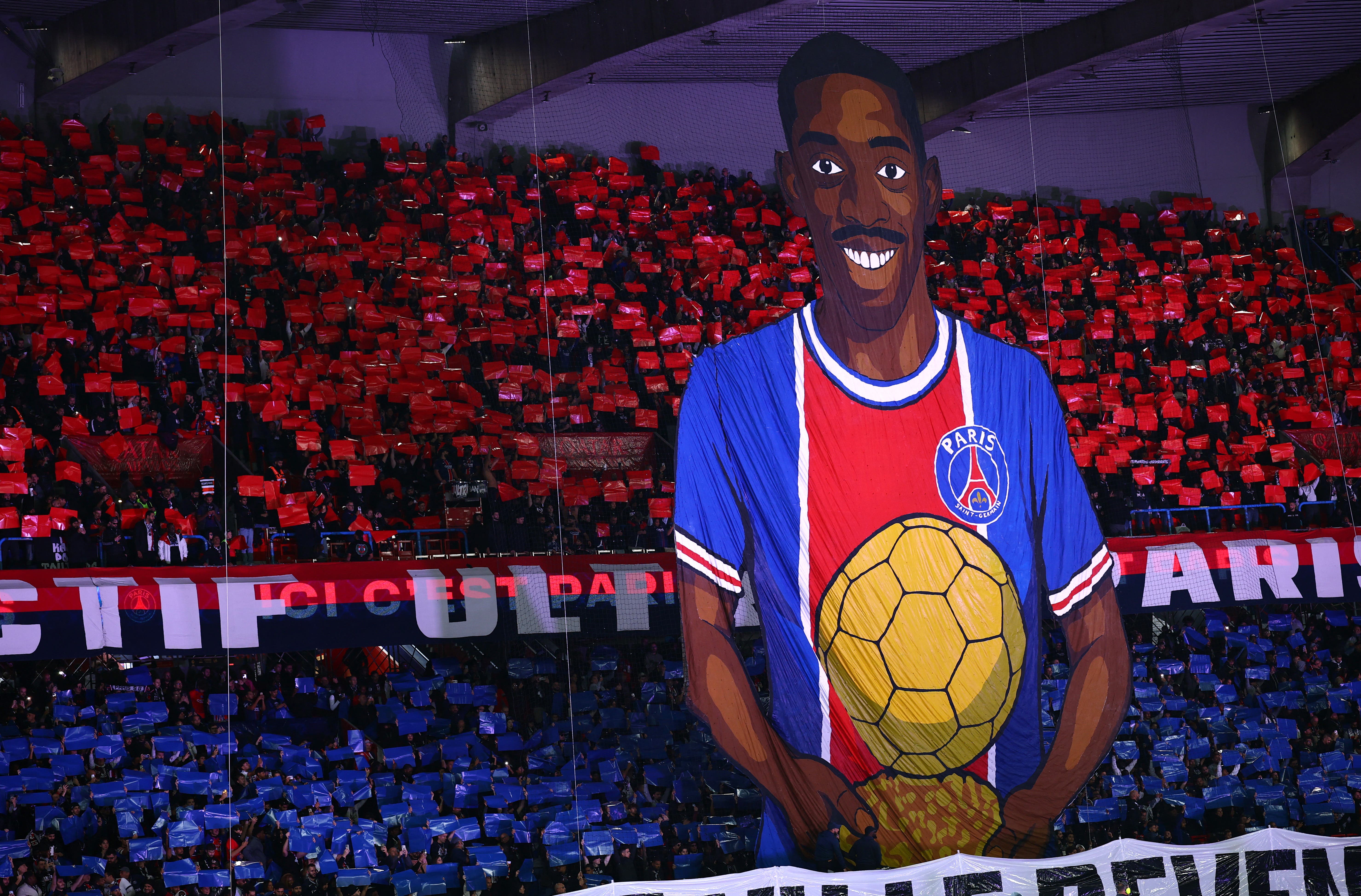 Soccer Football - Ligue 1 - Paris St Germain v AJ Auxerre - Parc des Princes, Paris, France - September 27, 2025 Paris St Germain fans with a tifo of Ousmane Dembele holding the Ballon d'Or before the match REUTERS/Sarah Meyssonnier
