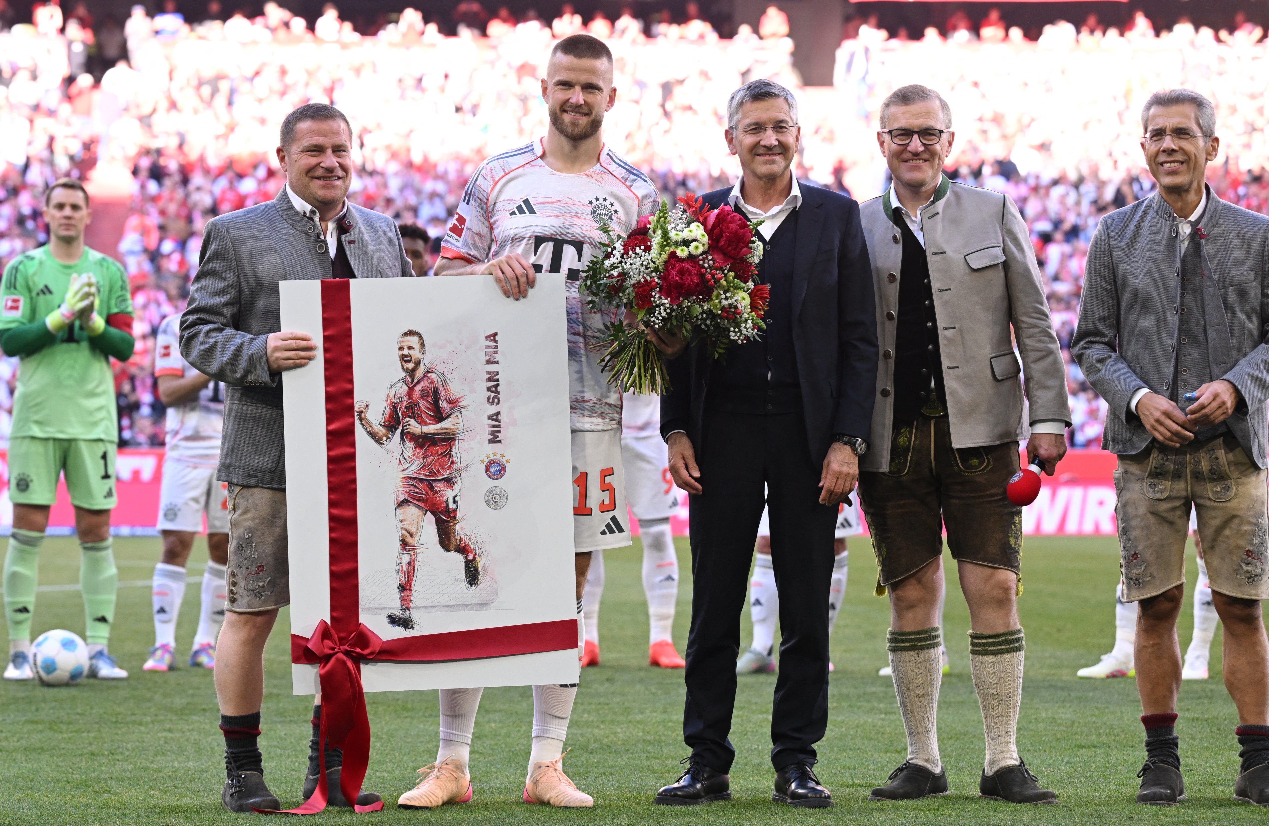 Bayern Munich's Eric Dier poses with Bayern Munich president Herbert Hainer