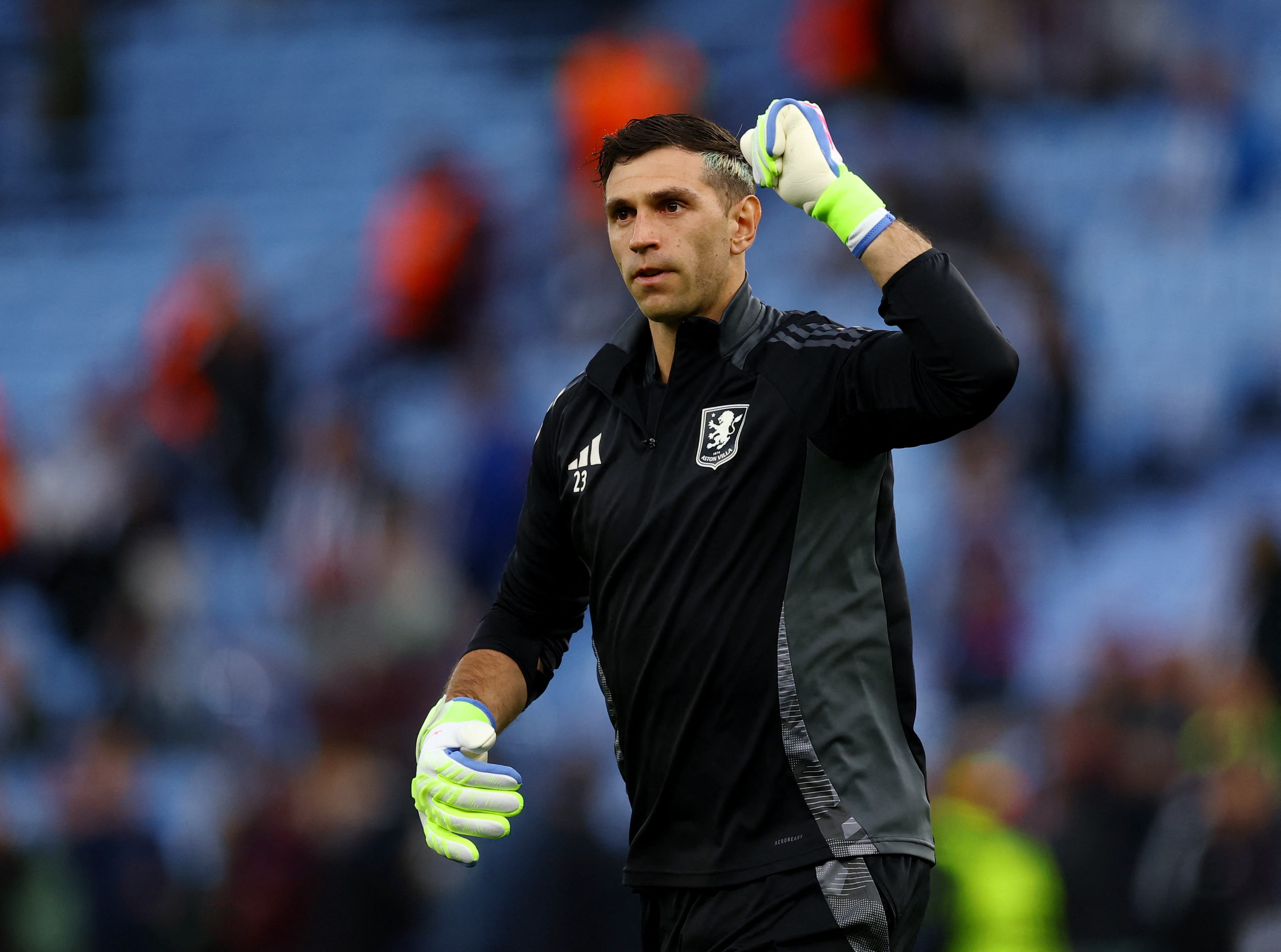 Emilano Dibu Martínez previo a un partido con el Aston Villa.