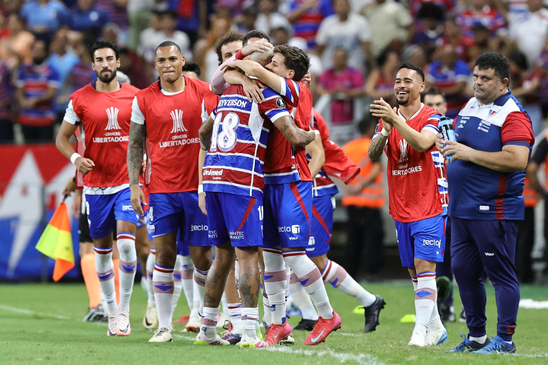 Marinho (i) de Fortaleza celebra su gol junto a sus compañeros de equipo