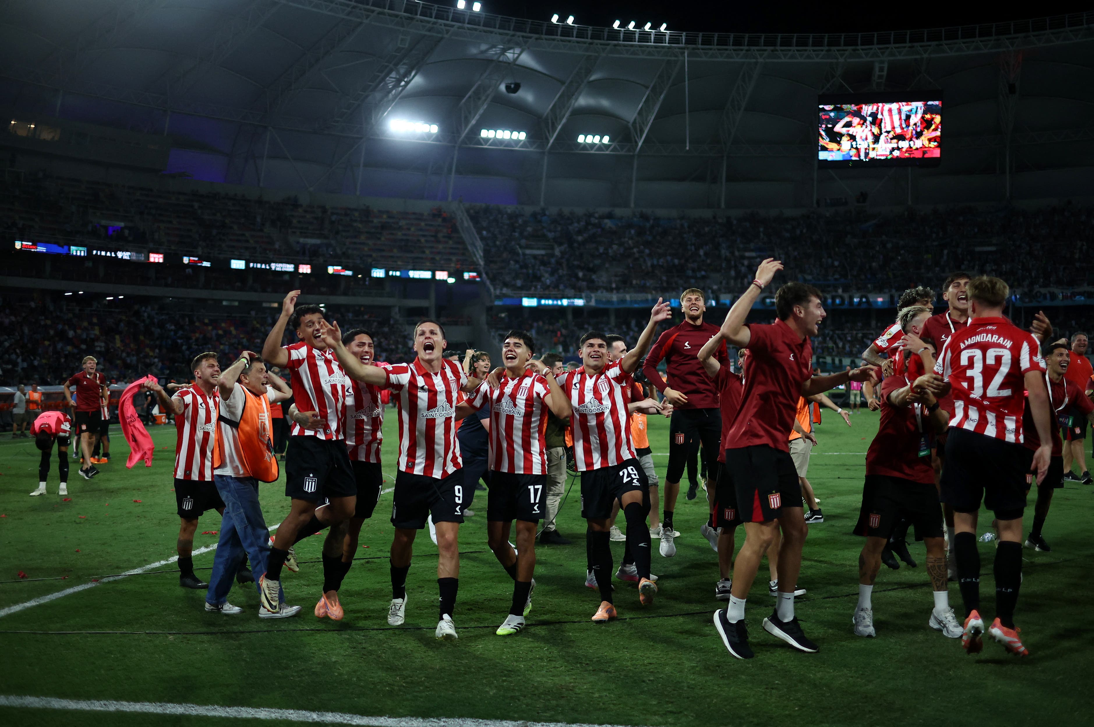 Soccer Football - Argentine Primera Division - Torneo Clausura - Racing Club v Estudiantes de La Plata - Estadio Unico Madre de Ciudades, Santiago del Estero, Argentina - December 13, 2025 Estudiantes de La Plata players celebrate after winning the Argentine Primera Division REUTERS/Agustin Marcarian
