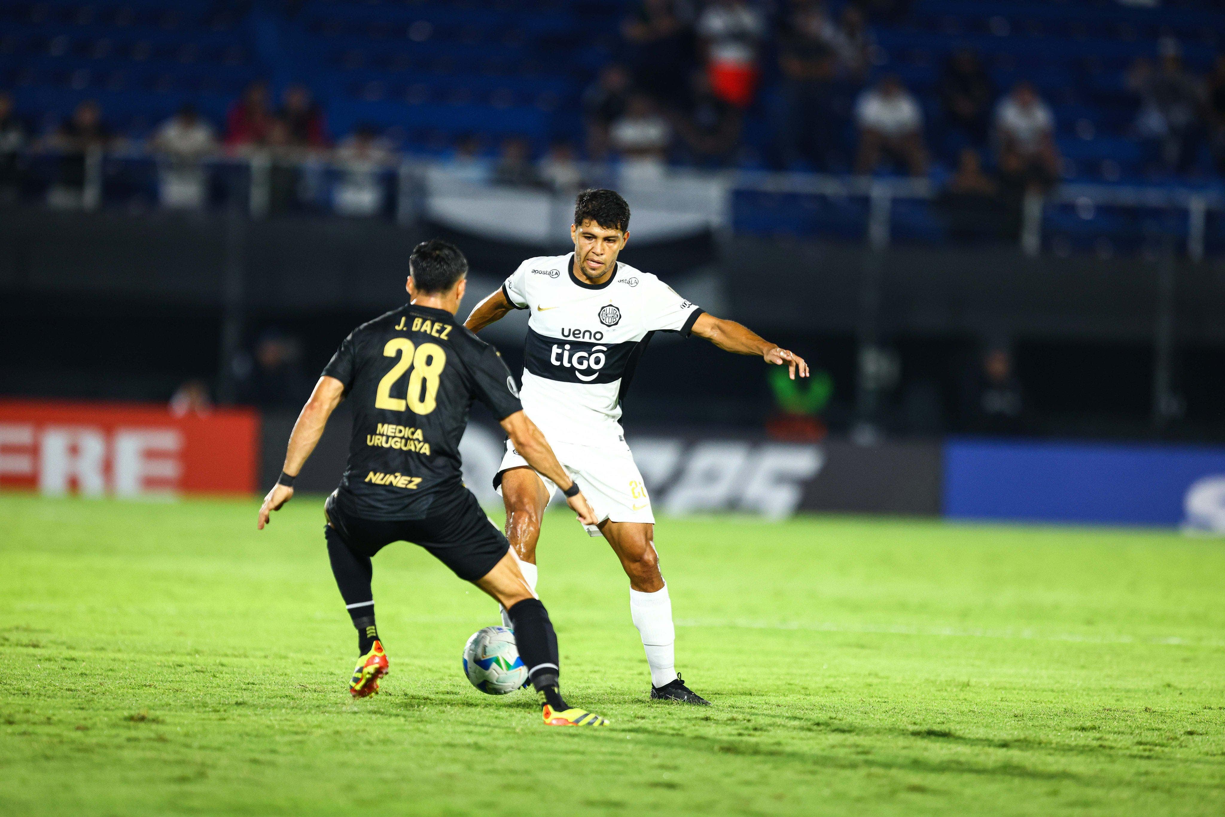 Olimpia battles with Peñarol in Libertadores