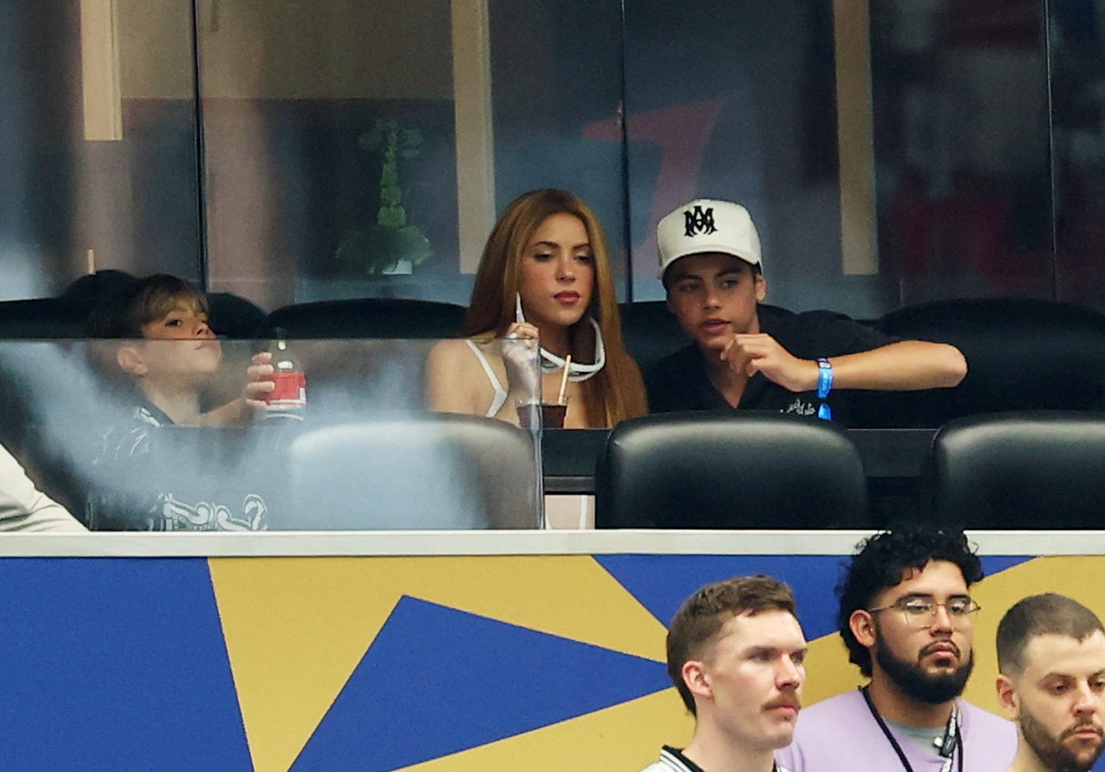 Soccer Football - FIFA World Cup 2026 - Group J - Argentina v Austria - Dallas Stadium, Arlington, Texas, U.S. - June 22, 2026 Singer Shakira and her sons Sasha and Milan in the stand during the match REUTERS/Kai Pfaffenbach

