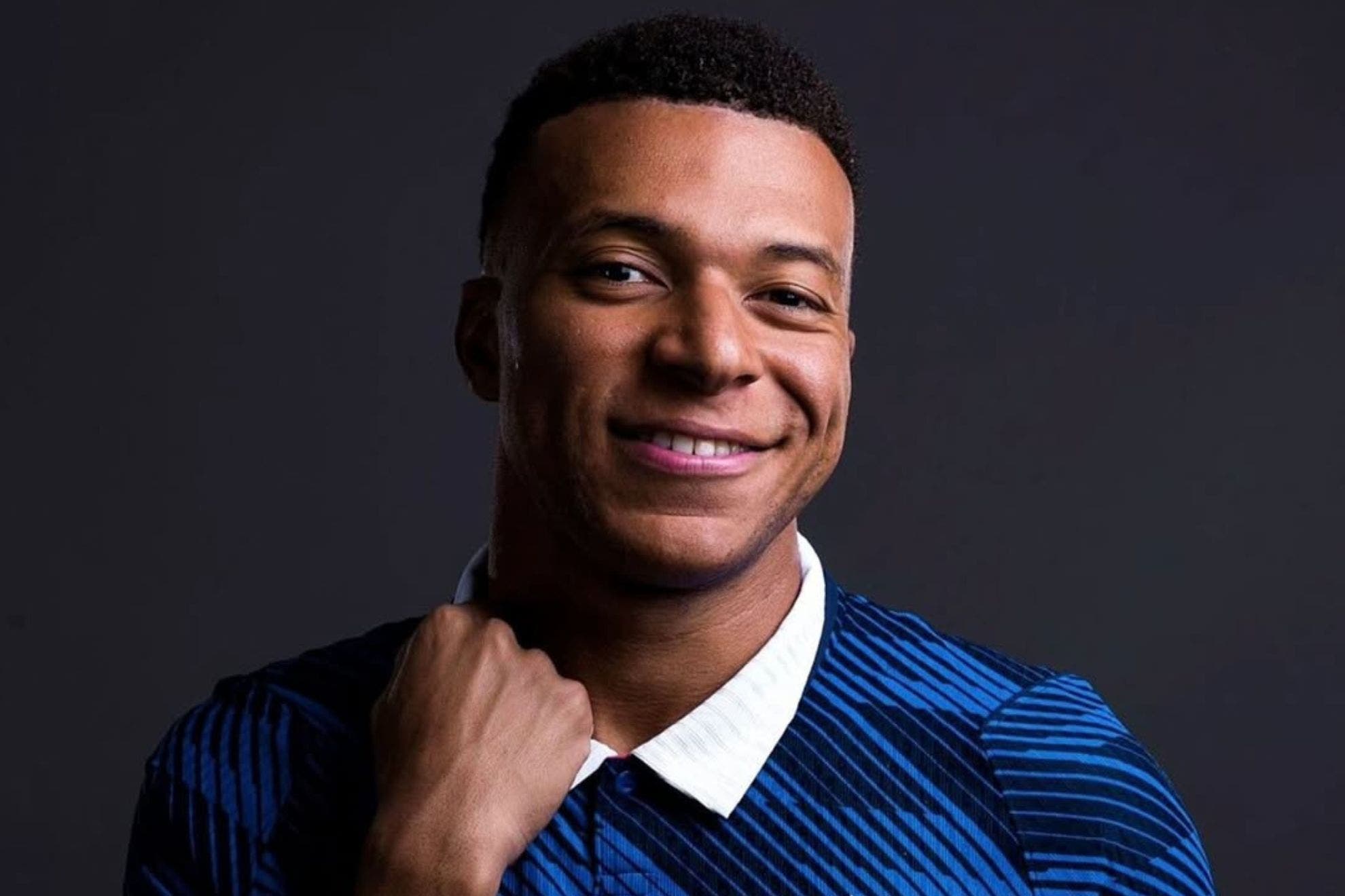 Mbappé is caught keeping an eye on France's training session, seemingly  plotting his next move | beIN SPORTS