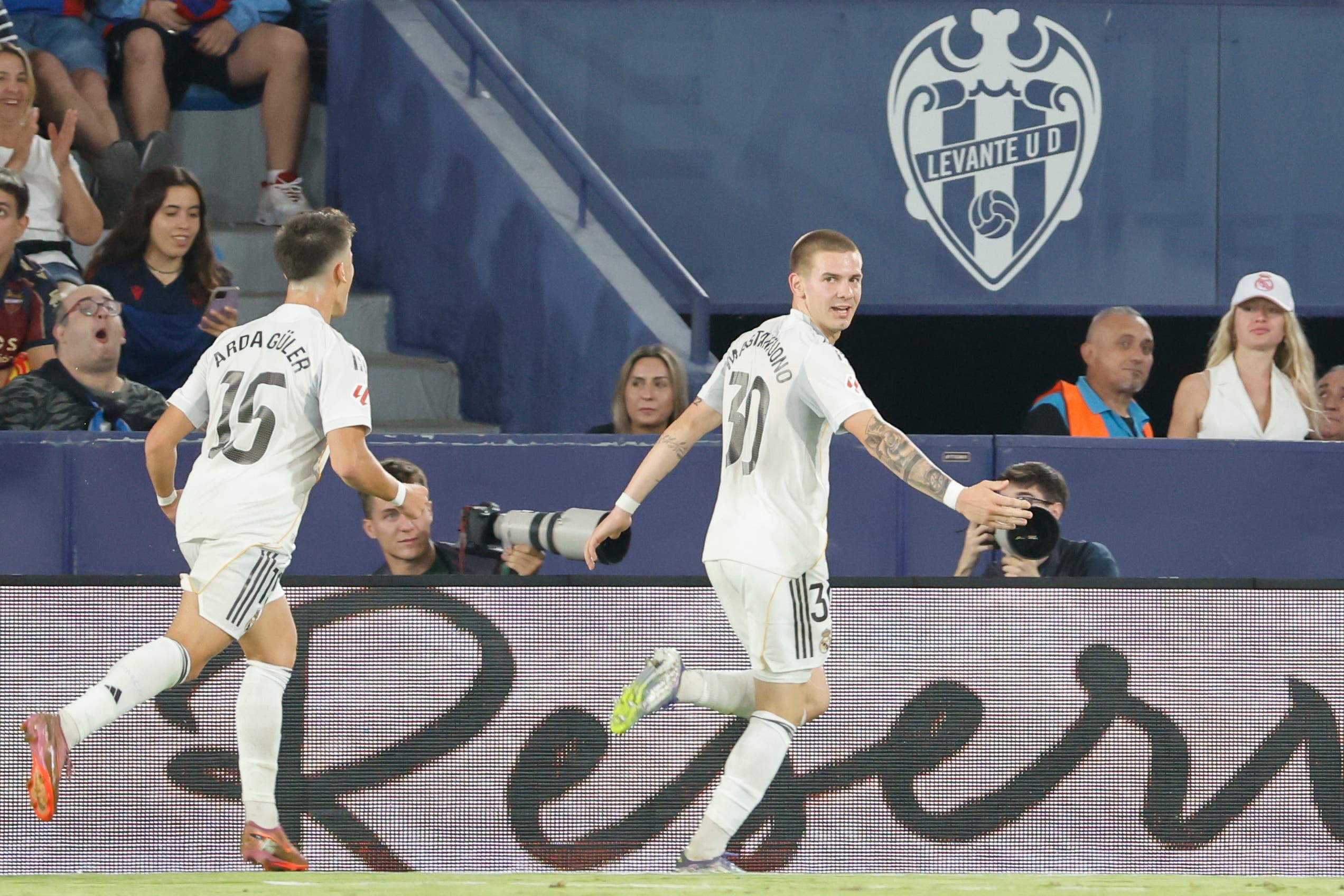 VALENCIA, 23/09/2025.- El centrocampista argentino del Real Madrid Franco Mastantuono (d) celebra su gol, segundo del equipo ante el Levante, durante el partido de la sexta jornada de LaLiga EA Sports que Levante UD y Real Madrid disputan hoy martes en el estadio Ciutat de Valencia. EFE/Ana Escobar
