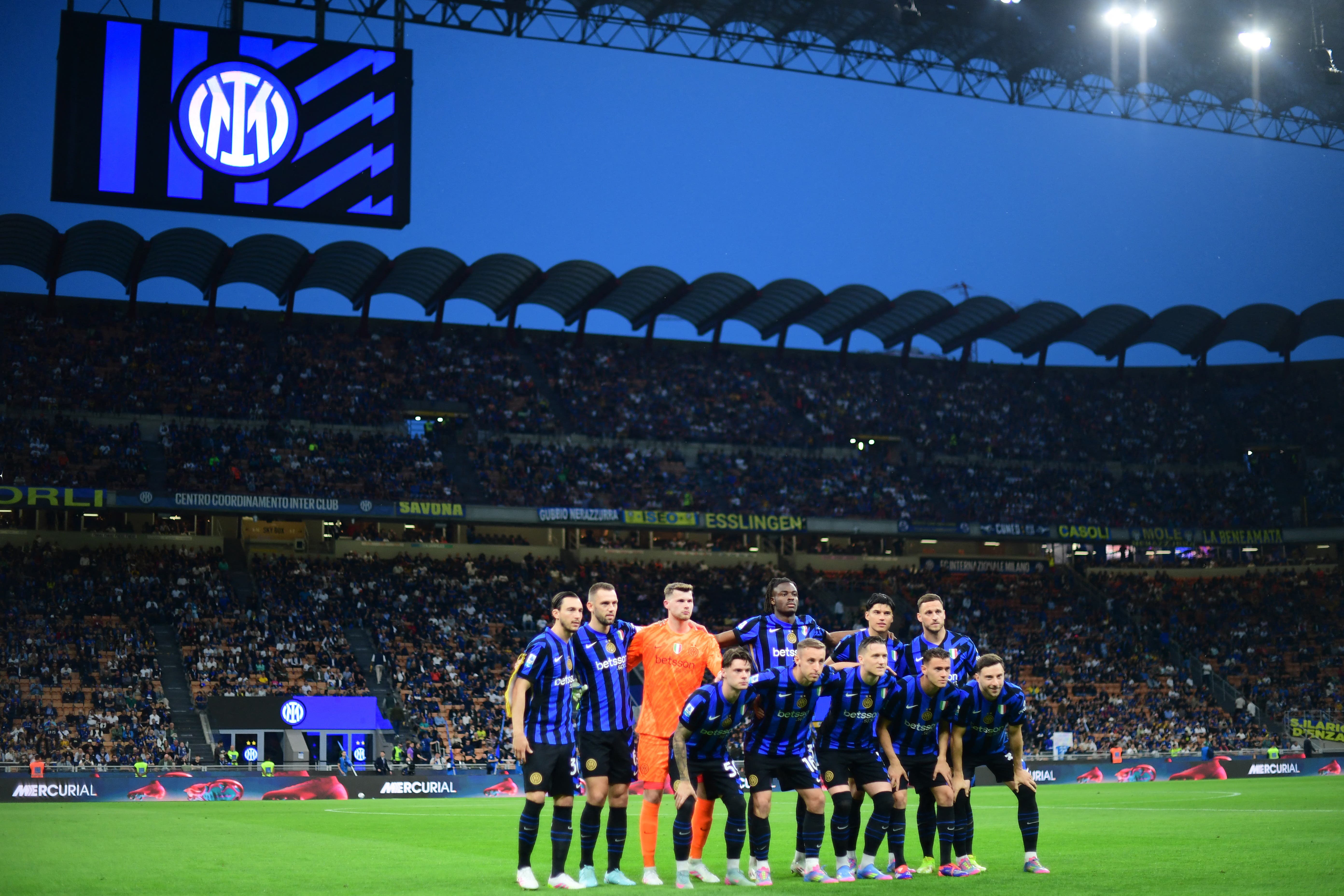 Soccer Football - Serie A - Inter Milan v Hellas Verona - San Siro, Milan, Italy - May 3, 2025 Inter Milan players pose for a team group photo before the match REUTERS/Daniele Mascolo
