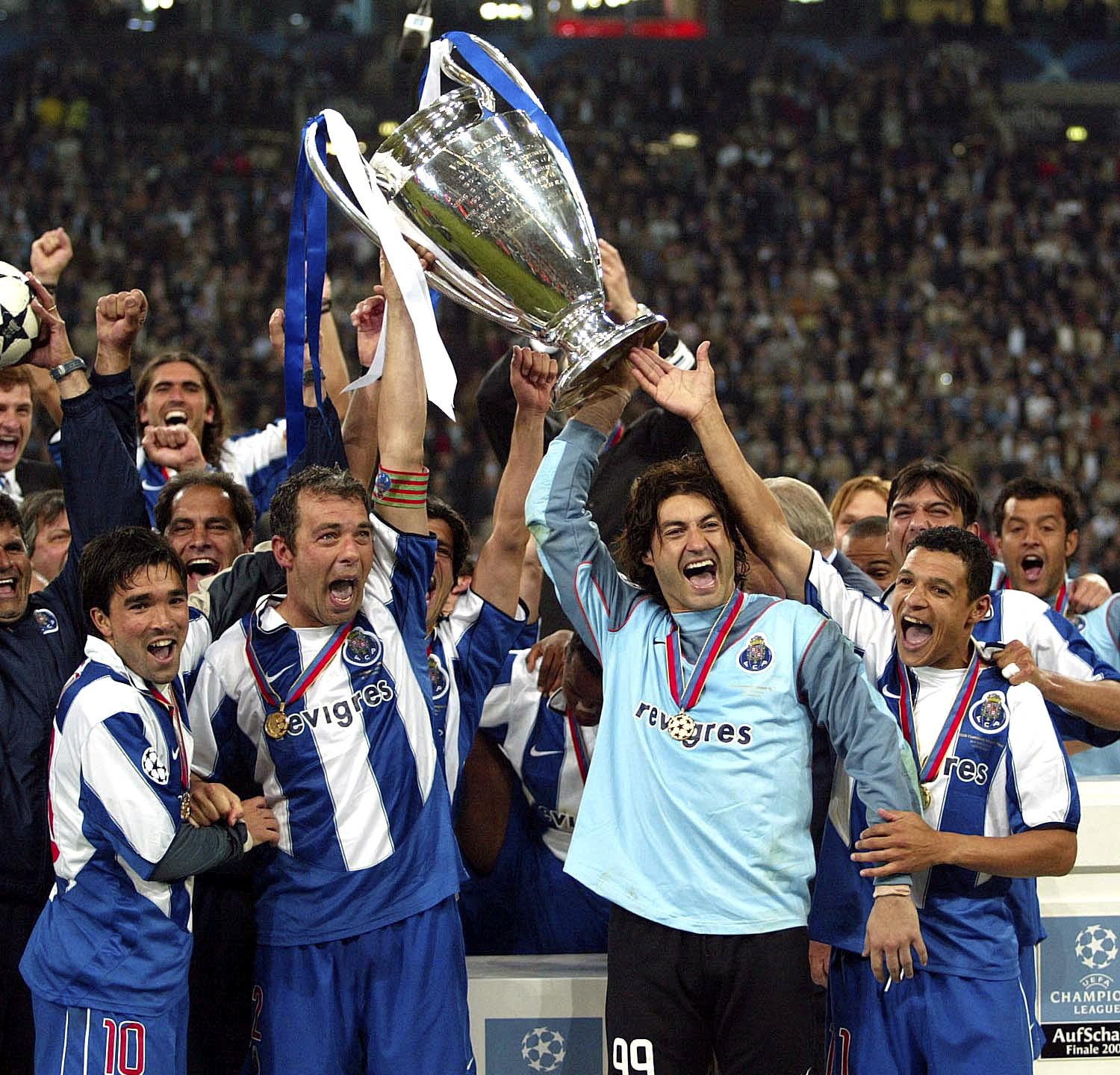 FILE PHOTO: Football - AS Monaco v FC Porto - UEFA Champions League Final 03/04 - Arena AufSchalke, Gelsenkirchen, Germany - 26/5/04 Porto's Vitor Baia lifts the trophy with Jorge Costa Action Images via Reuters/Michael Regan/File Photo
