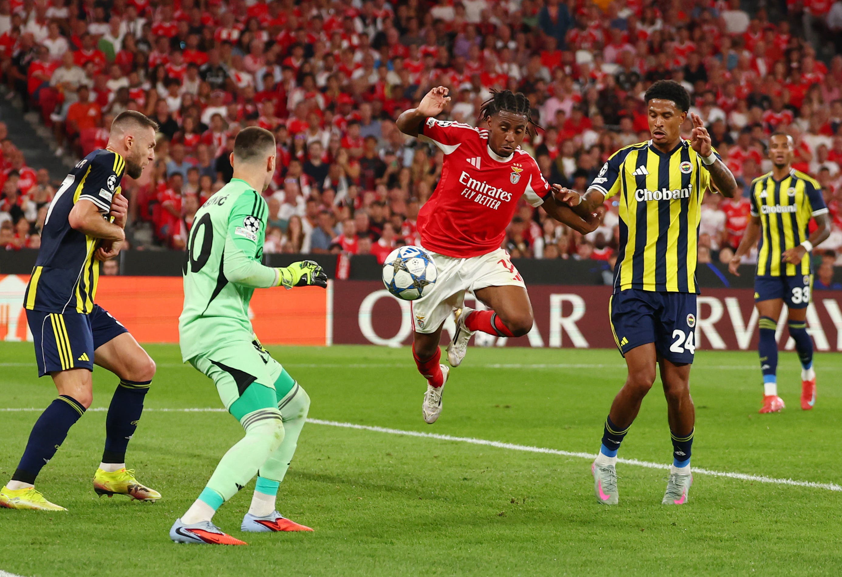 Soccer Football - UEFA Champions League - Play Off - Second Leg - Benfica v Fenerbahce - Estadio da Luz, Lisbon, Portugal - August 27, 2025 Benfica's Leandro Barreiro misses a chance to score REUTERS/Pedro Nunes