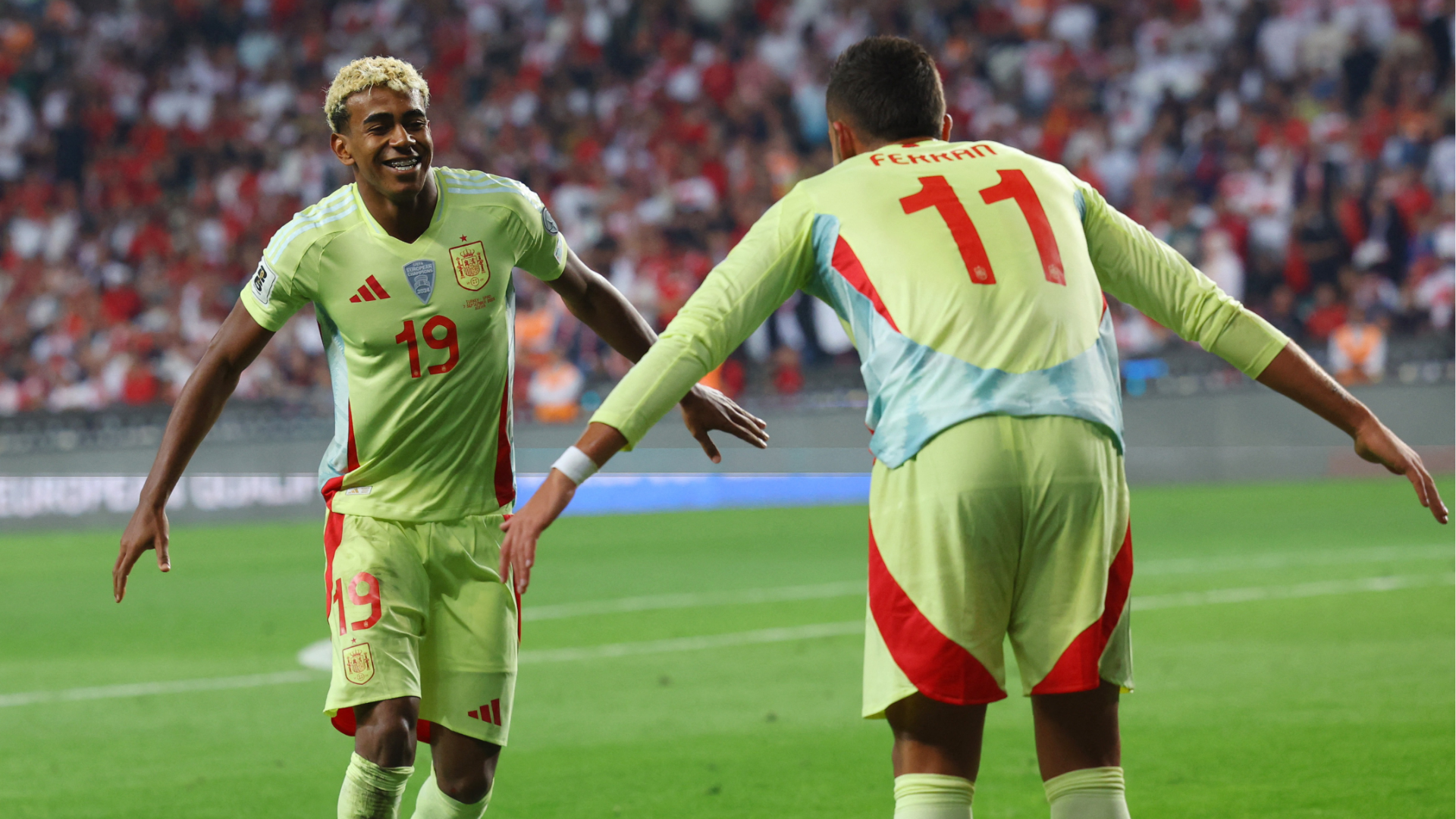 Lamine Yamal celebrates a goal during the match against Turkey.