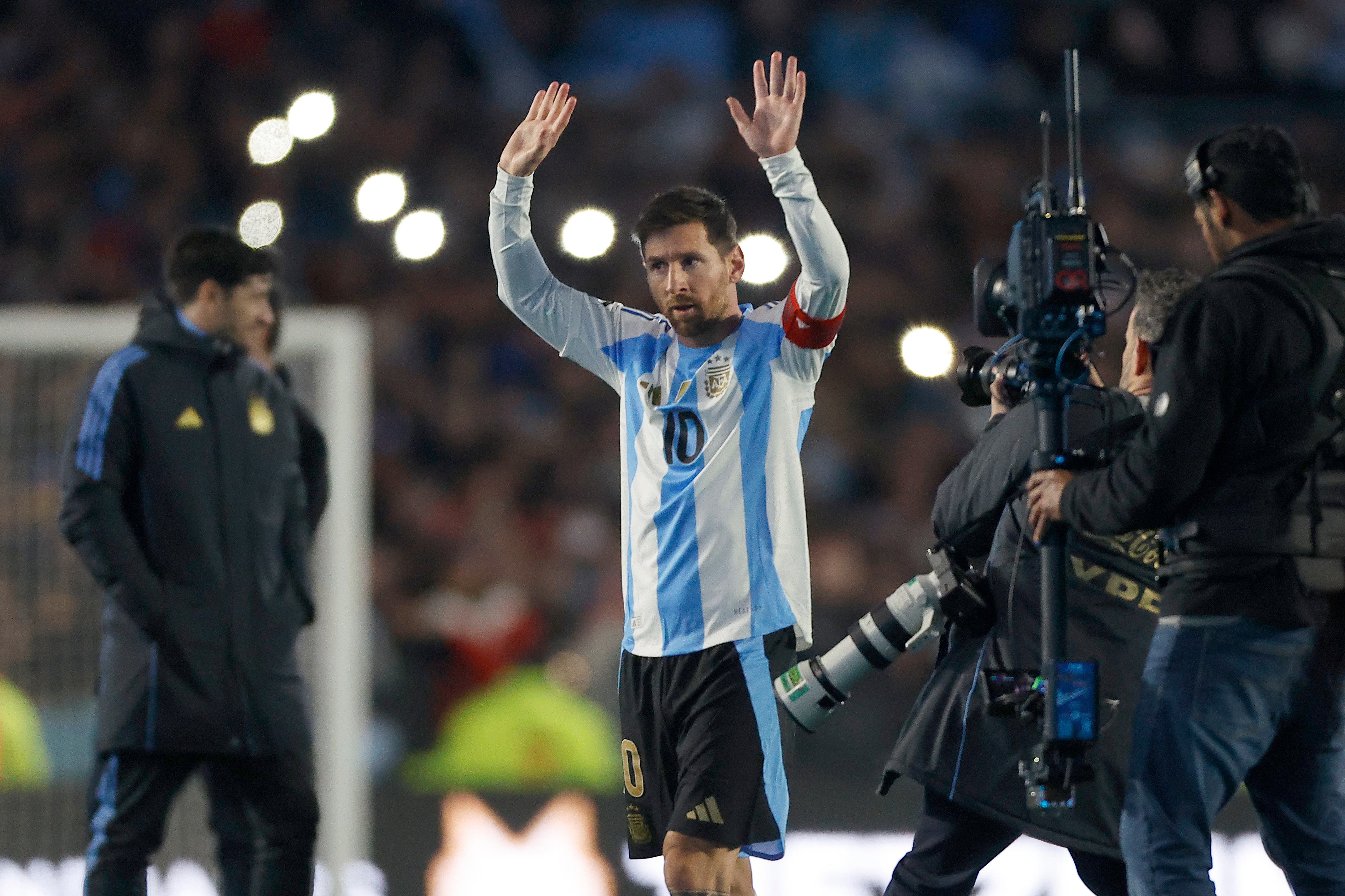 Lionel Messi agradece al público luego del partido entre Argentina y Venezuela.