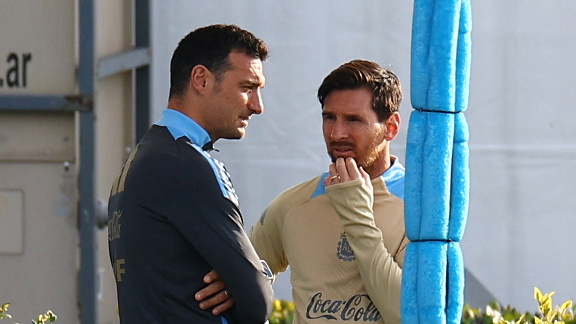 Lionel Messi y Lionel Scaloni durante una sesión de entrenamiento con la selección de Argentina.