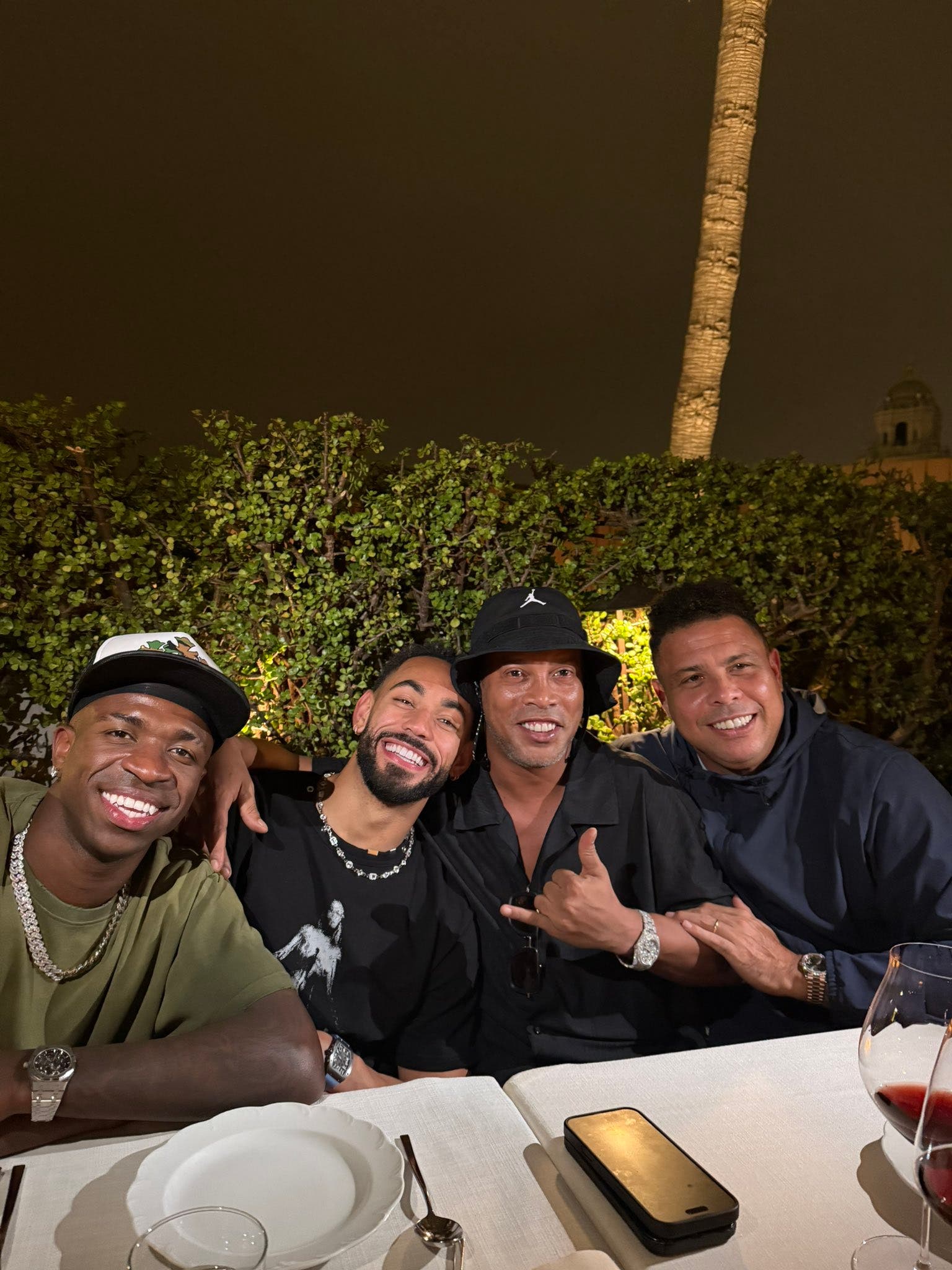 Vinicius JR, Cunha, Ronaldinho and Ronaldo dinning together