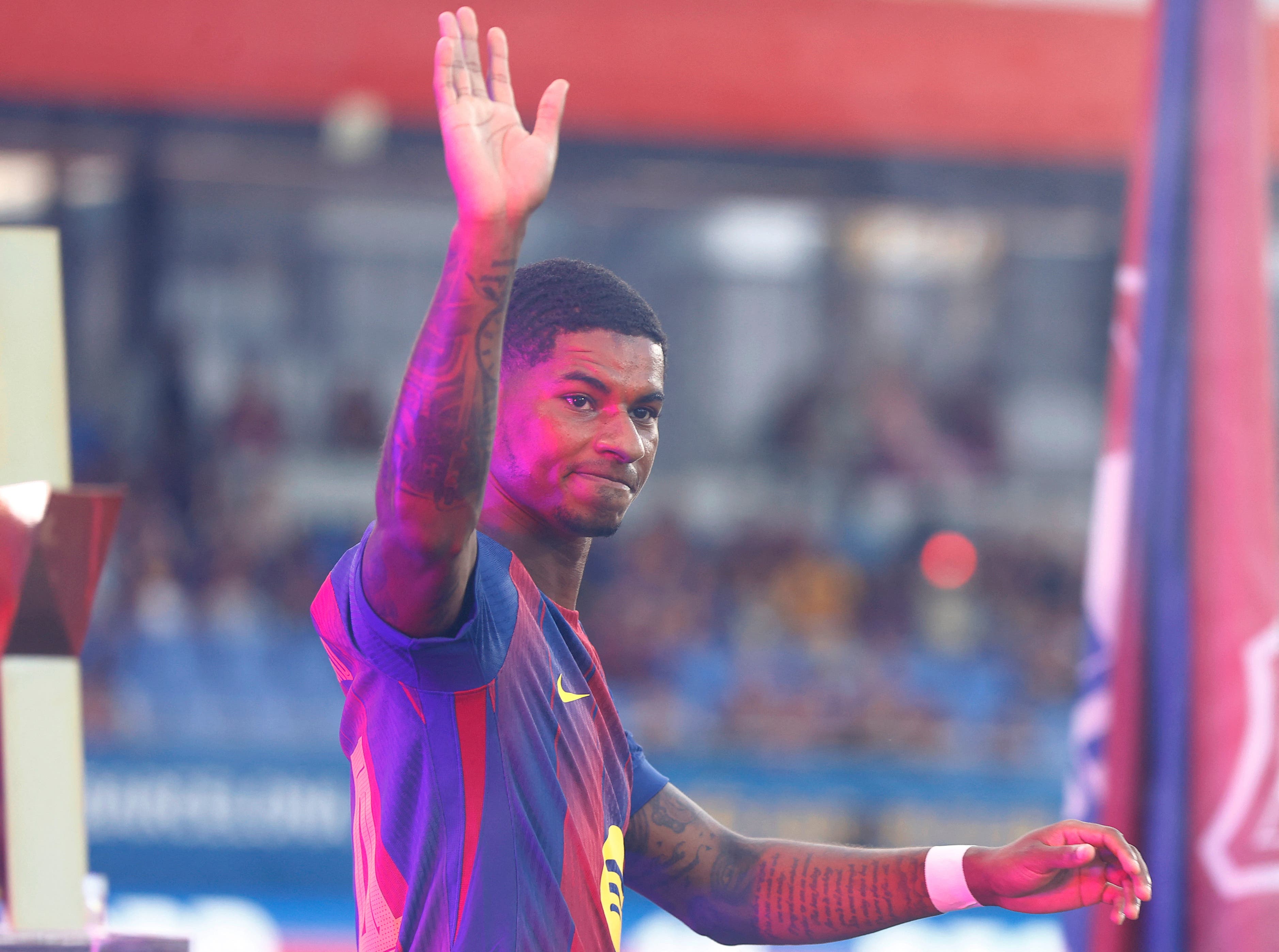 Soccer Football - Friendly - Joan Gamper Trophy - FC Barcelona v Como - Estadi Johan Cruyff, Barcelona, Spain - August 10, 2025 FC Barcelona's Marcus Rashford acknowledges fans before the match REUTERS/Bruna Casas
