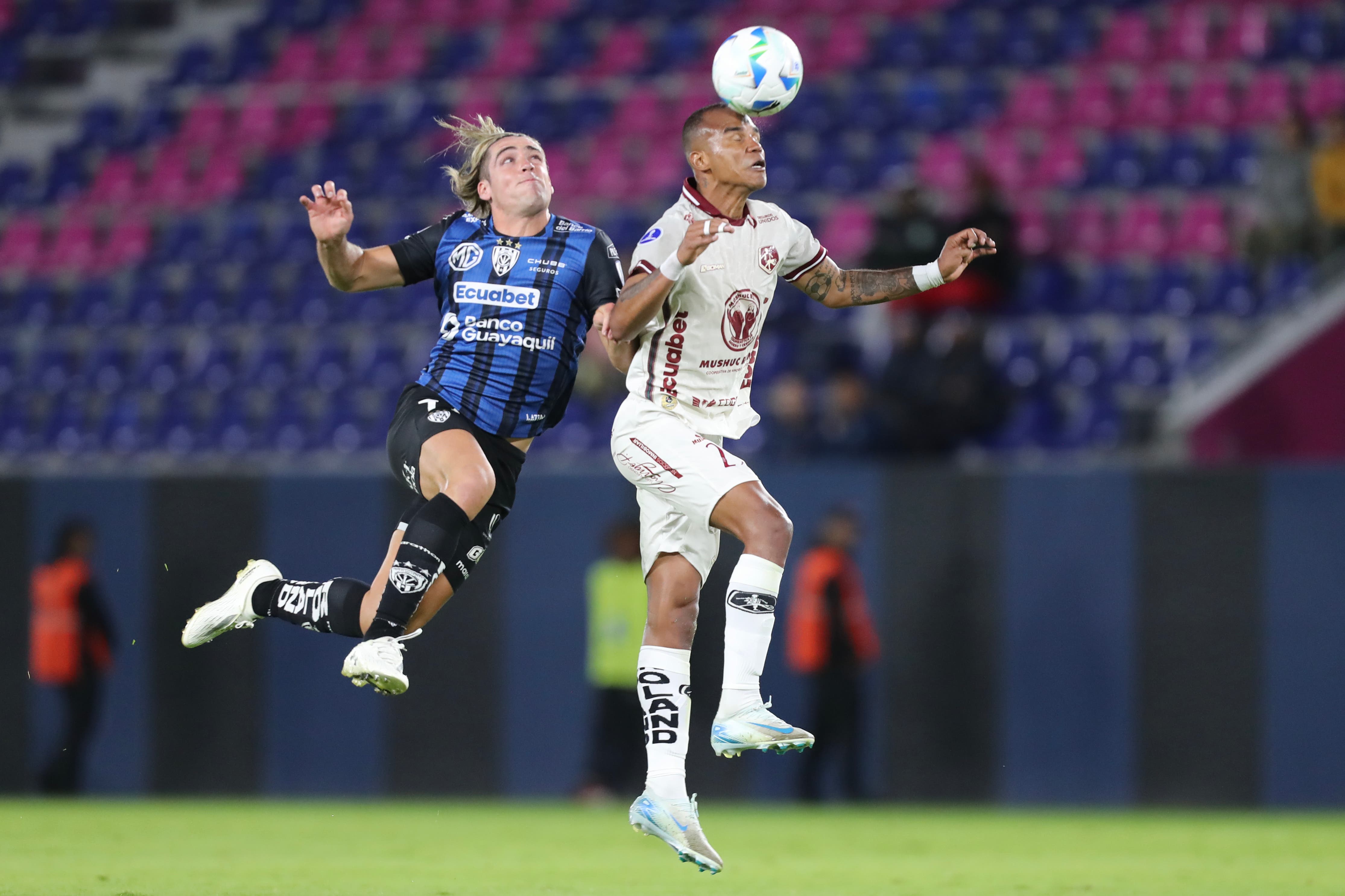 AME9654. QUITO (ECUADOR), 12/08/2025.- Claudio Spinelli (i) de Independiente disputa el balón con Dennis Quintero de Mushuc este martes en un partido de los octavos de final de la Copa Sudamericana entre Independiente del Valle (IDV) y Mushuc Runa en el estadio IDV en Quito (Ecuador). EFE/José Jácome
