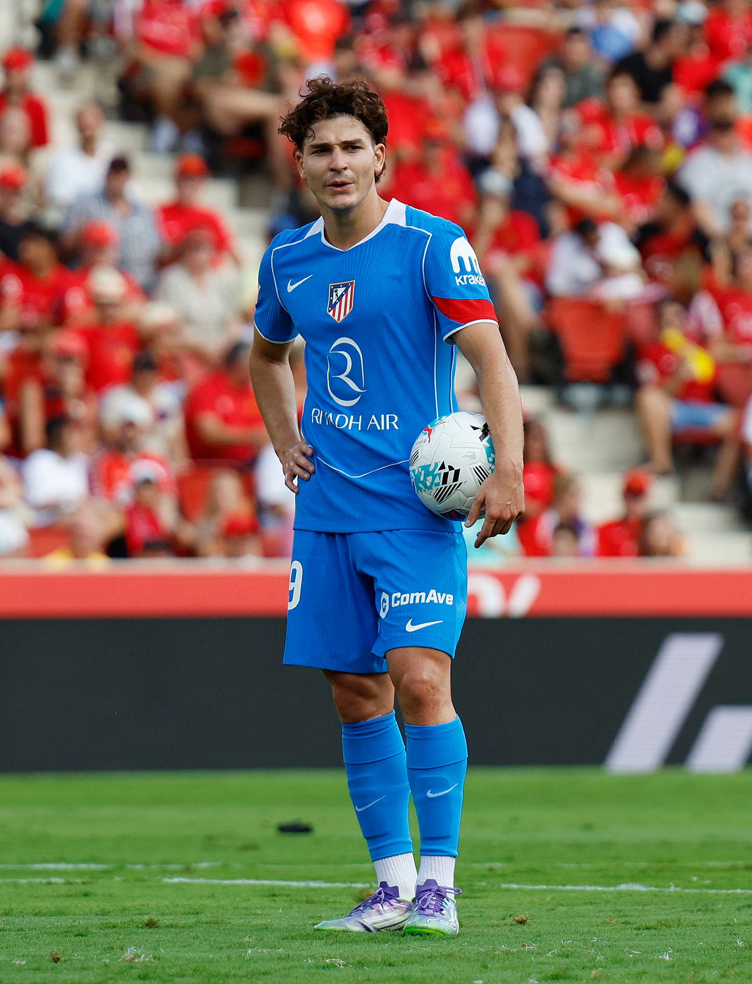 Soccer Football - LaLiga - RCD Mallorca v Atletico Madrid - Estadi Mallorca Son Moix, Palma de Mallorca, Spain - September 21, 2025 Atletico Madrid's Julian Alvarez before he takes a penalty REUTERS/Francisco Ubilla
