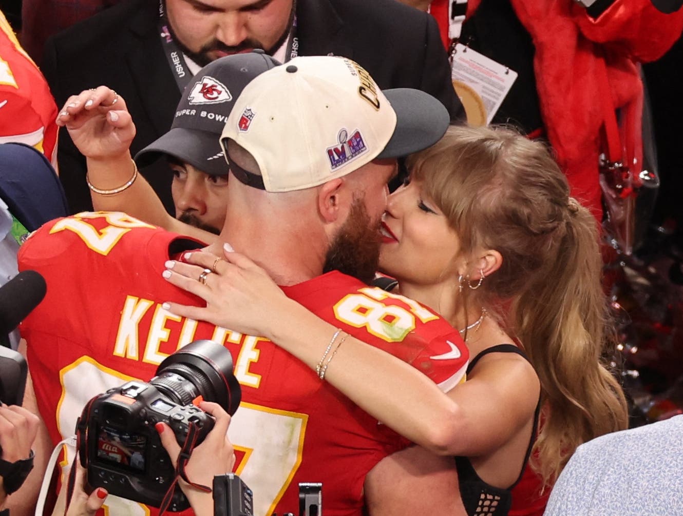 Travis Kelce & Taylor Swift.