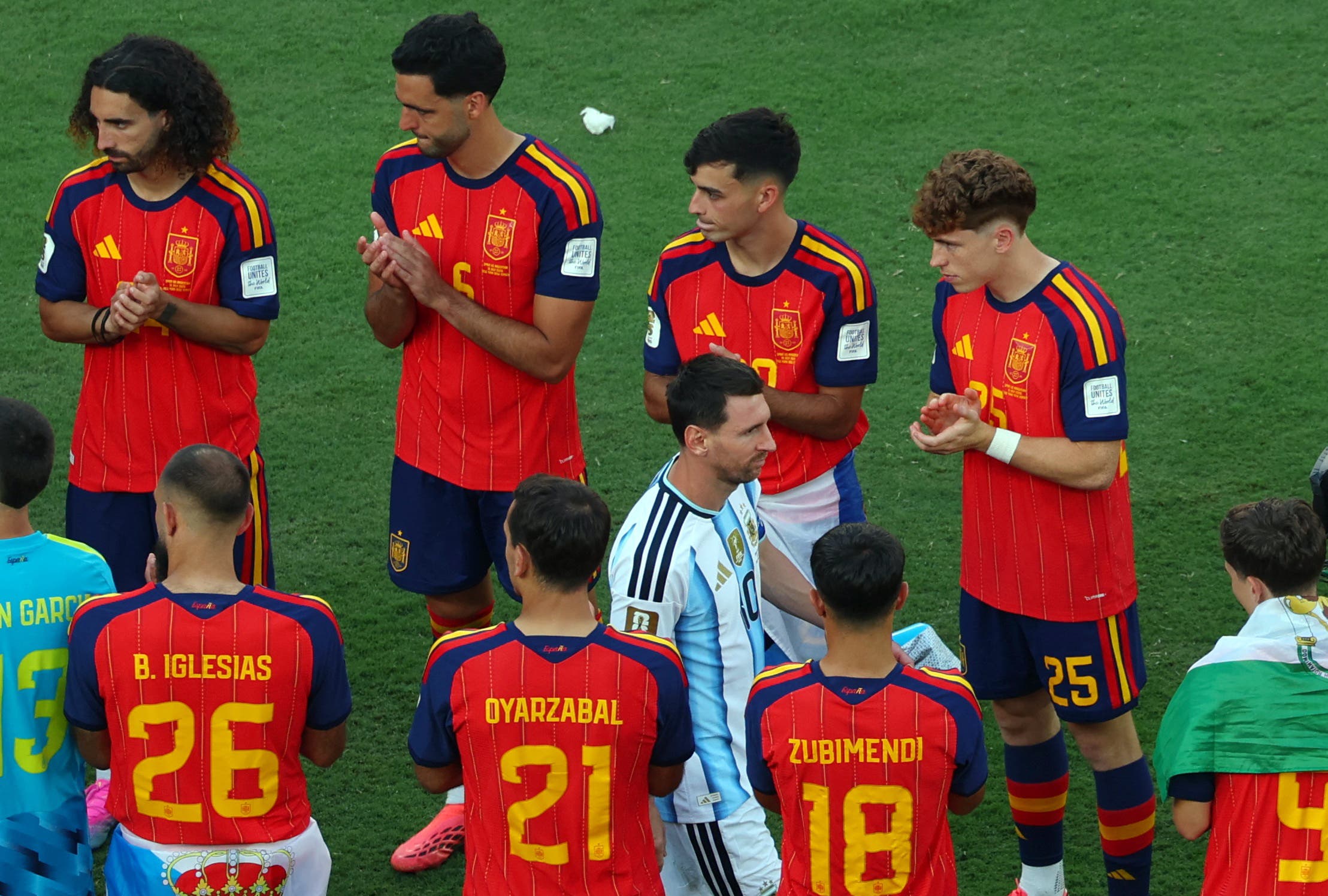 Soccer Football - FIFA World Cup 2026 - Final - Spain v Argentina - New York/New Jersey Stadium, East Rutherford, New Jersey, U.S. - July 19, 2026 Spain players applaud Argentina's Lionel Messi as he walks up to receive his runners up medal after the match REUTERS/Mike Segar

