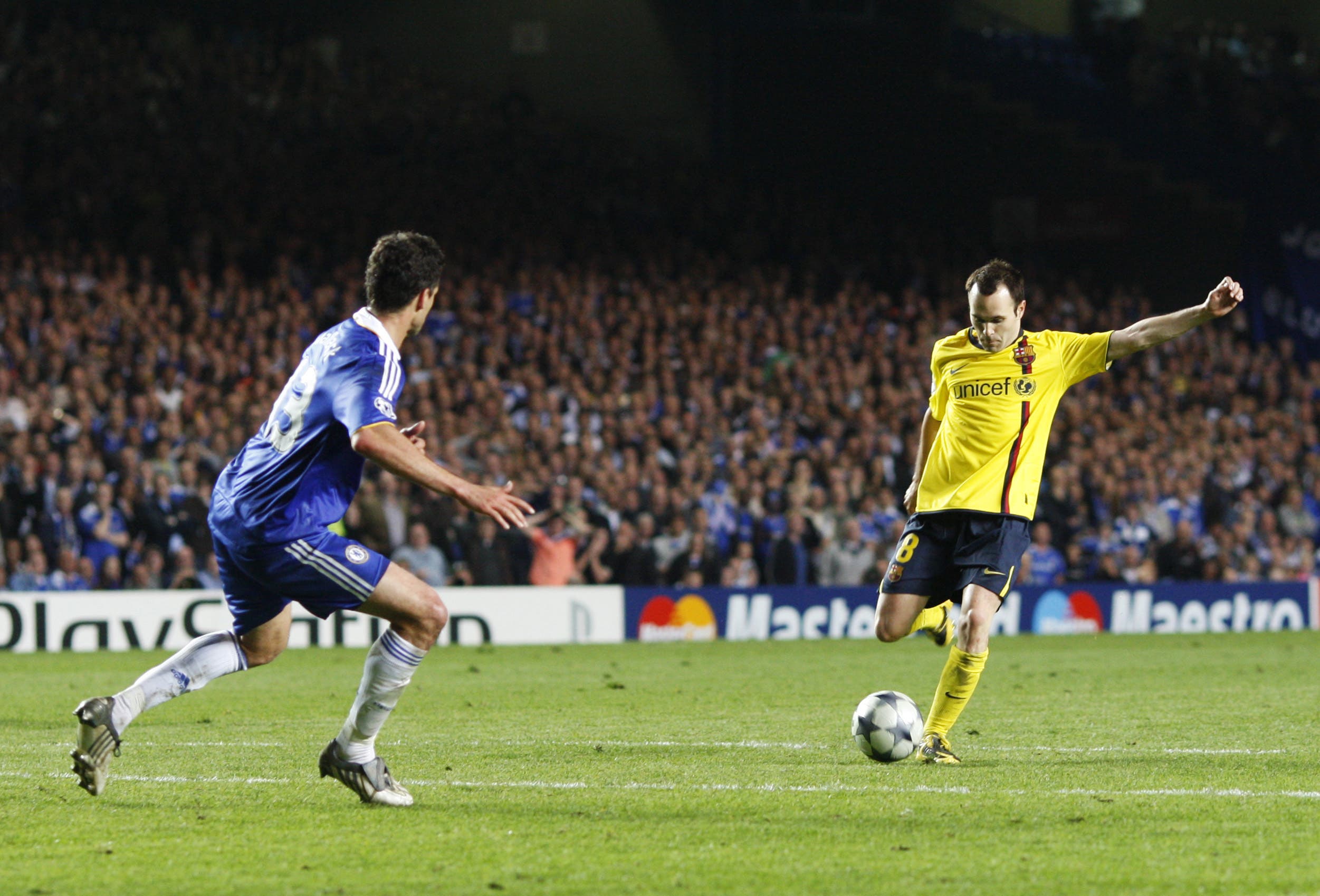 Football - Chelsea v FC Barcelona UEFA Champions League Semi Final Second Leg - Stamford Bridge, London, England - 6/5/09 Andres Iniesta (R) scores the first goal for Barcelona Mandatory Credit: Action Images / John Sibley Livepic