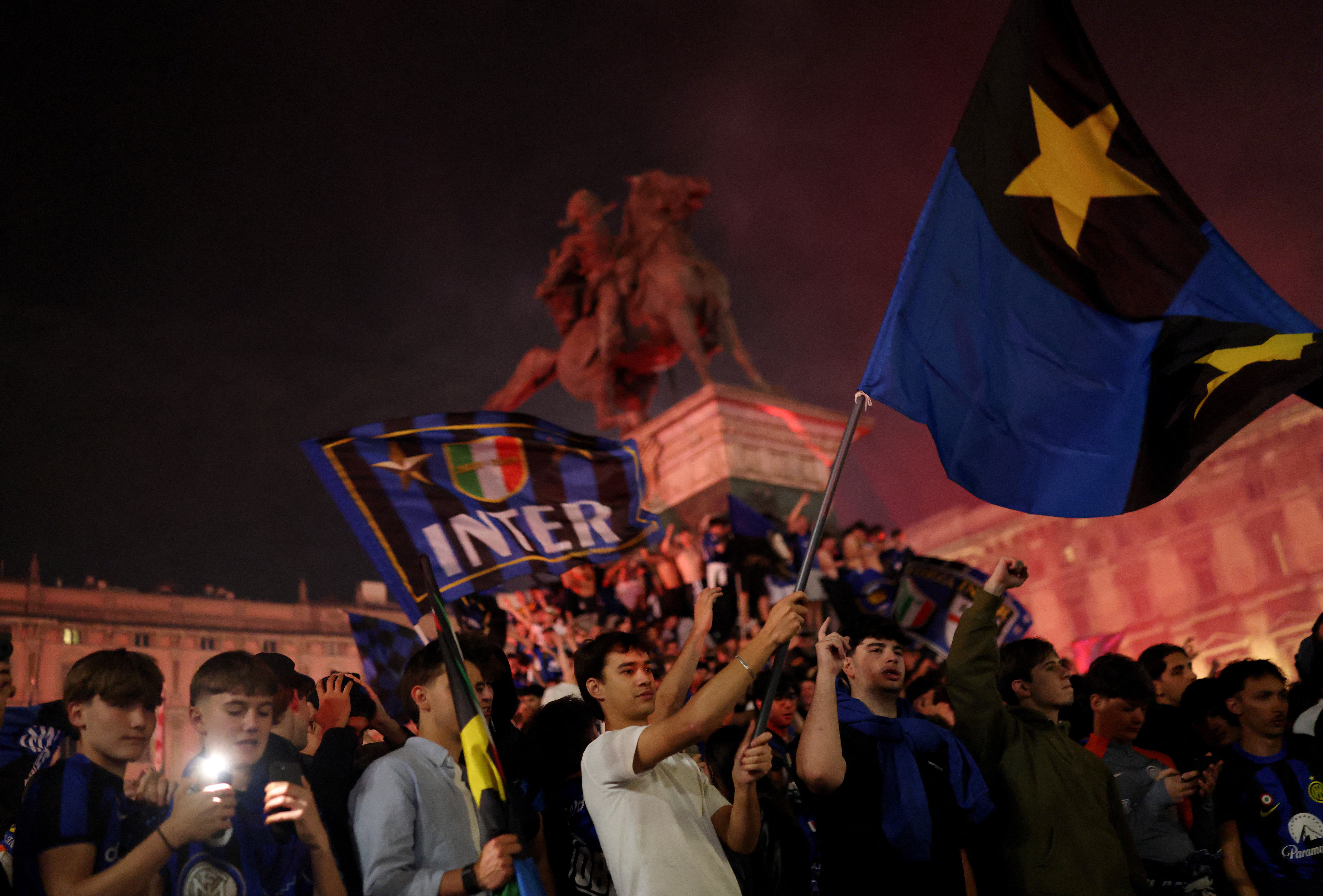 Soccer Football - Serie A - Inter Milan fans celebrate winning Serie A - Milan, Italy - May 3, 2026 Inter Milan fans celebrate after winning the Serie A at the Duomo Square REUTERS/Claudia Greco
