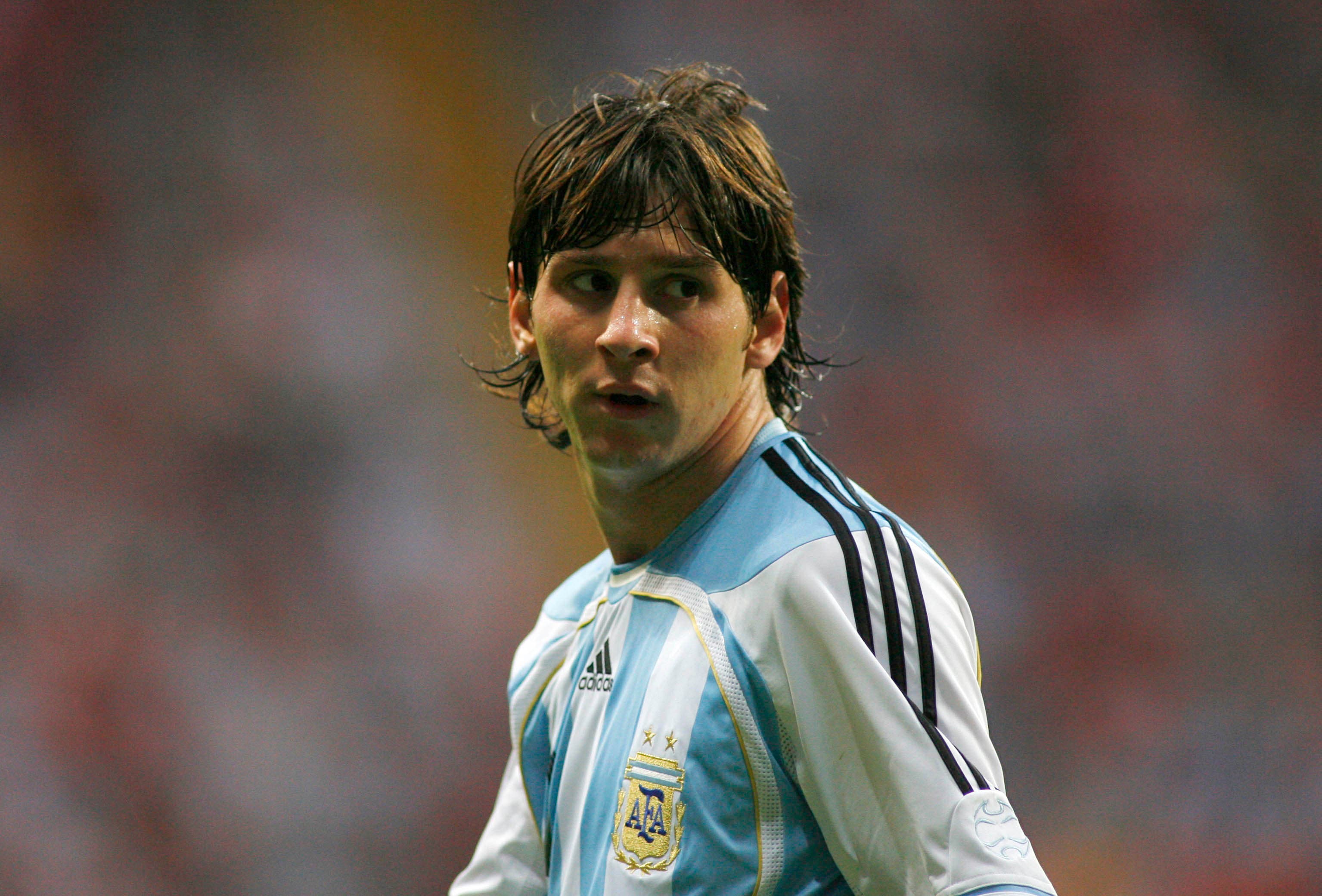 Argentina's Lionel Messi walks on the pitch during their Group C World Cup 2006 soccer match against the Netherlands in Frankfurt June 21, 2006. FIFA RESTRICTION - NO MOBILE USE REUTERS/Enrique Marcarian (GERMANY)

