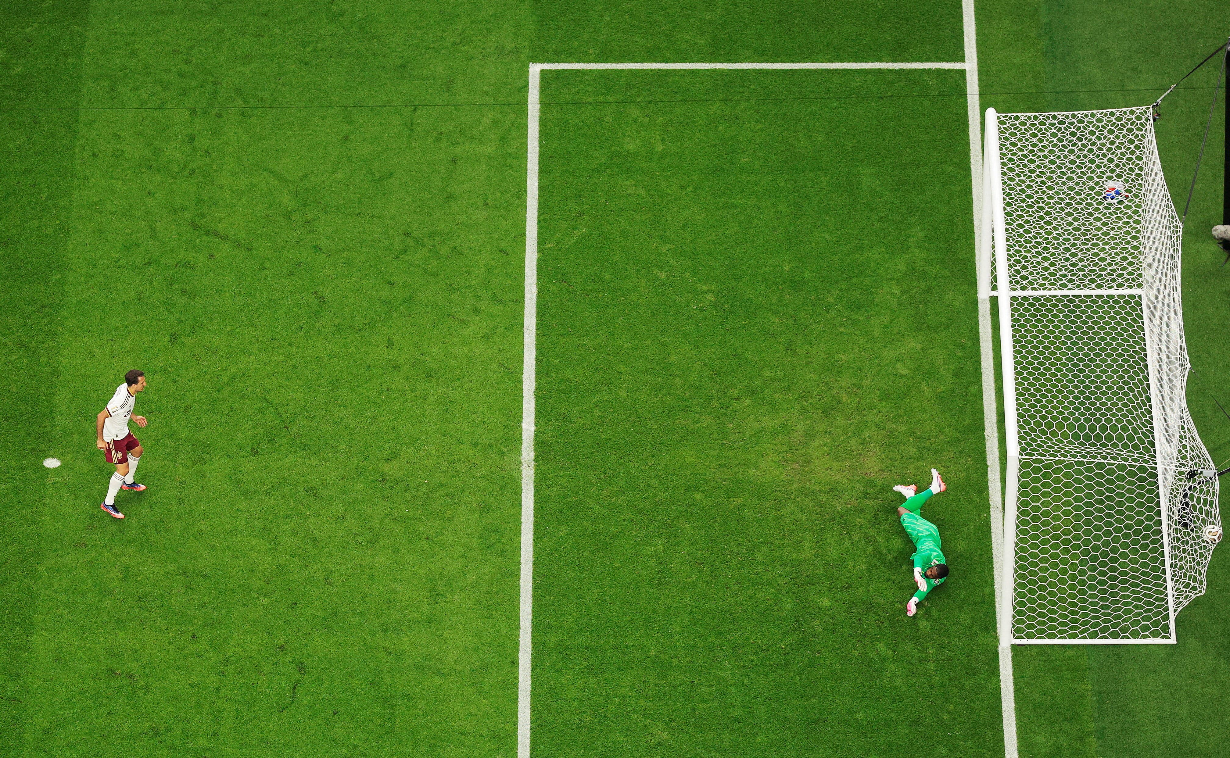 Soccer Football - FIFA World Cup 2026 - Semi Final - France v Spain - Dallas Stadium, Arlington, Texas, U.S. - July 14, 2026 Spain's Mikel Oyarzabal scores their first goal from the penalty spot past France's Mike Maignan REUTERS/Brian Snyder TPX IMAGES OF THE DAY

