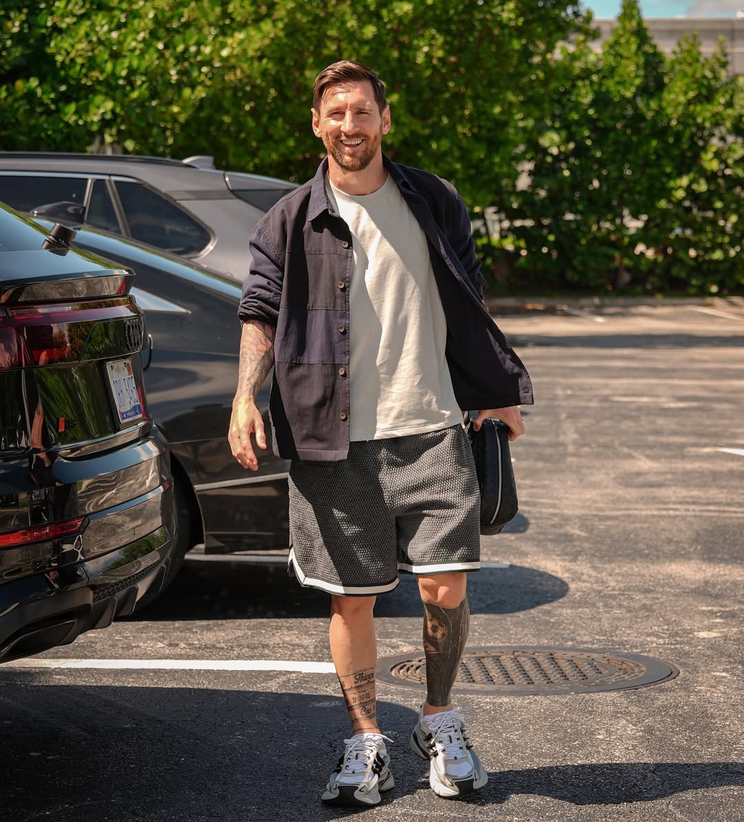 PHOTOS) Lionel Messi Arrives at Argentina Camp Alongside Rodrigo