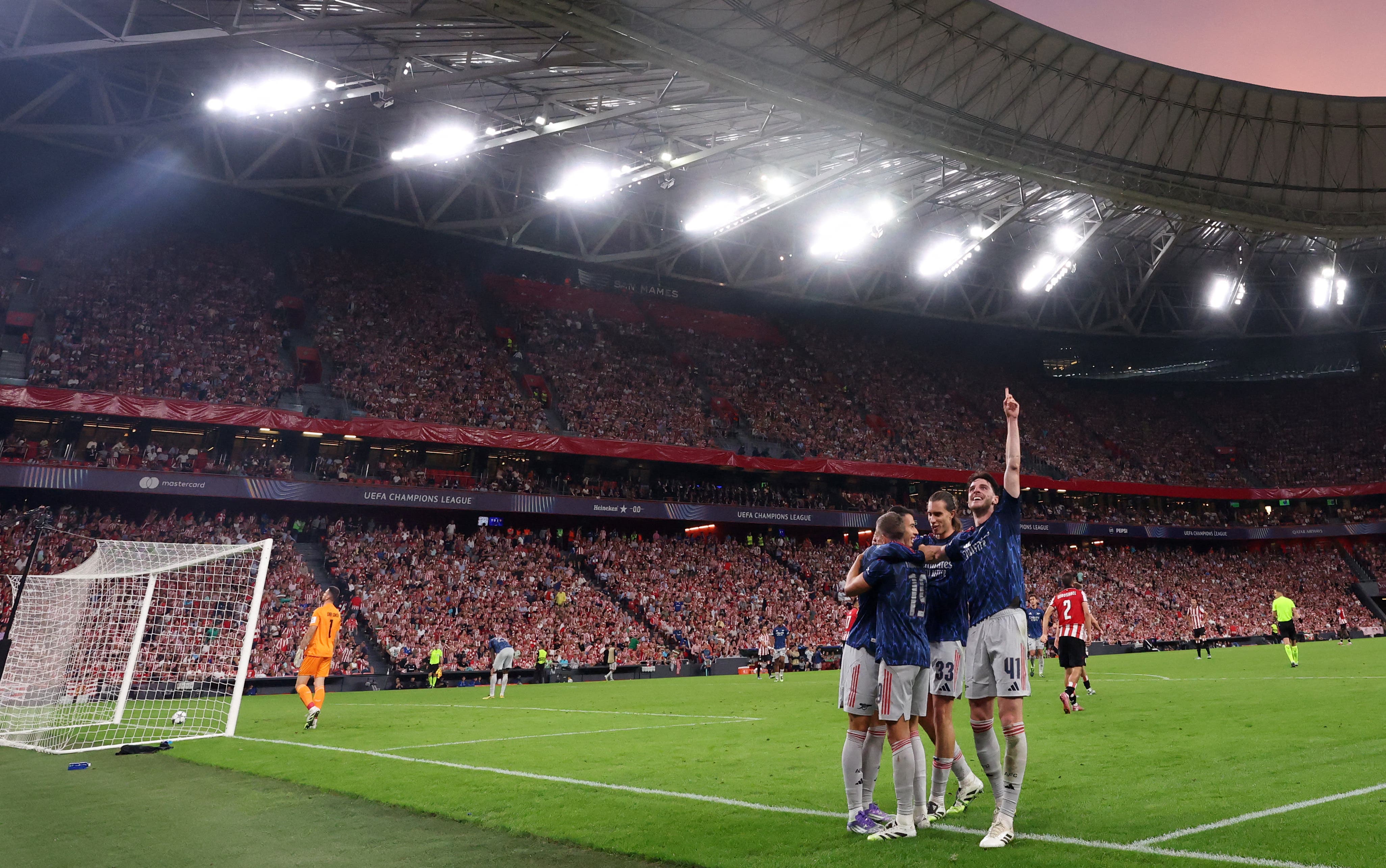 Soccer Football - UEFA Champions League - Athletic Bilbao v Arsenal - San Mames, Bilbao, Spain - September 16, 2025 Arsenal's Leandro Trossard celebrates scoring their second goal with Arsenal's Declan Rice, Arsenal's Riccardo Calafiori and Arsenal's Gabriel Martinelli REUTERS/Albert Gea
