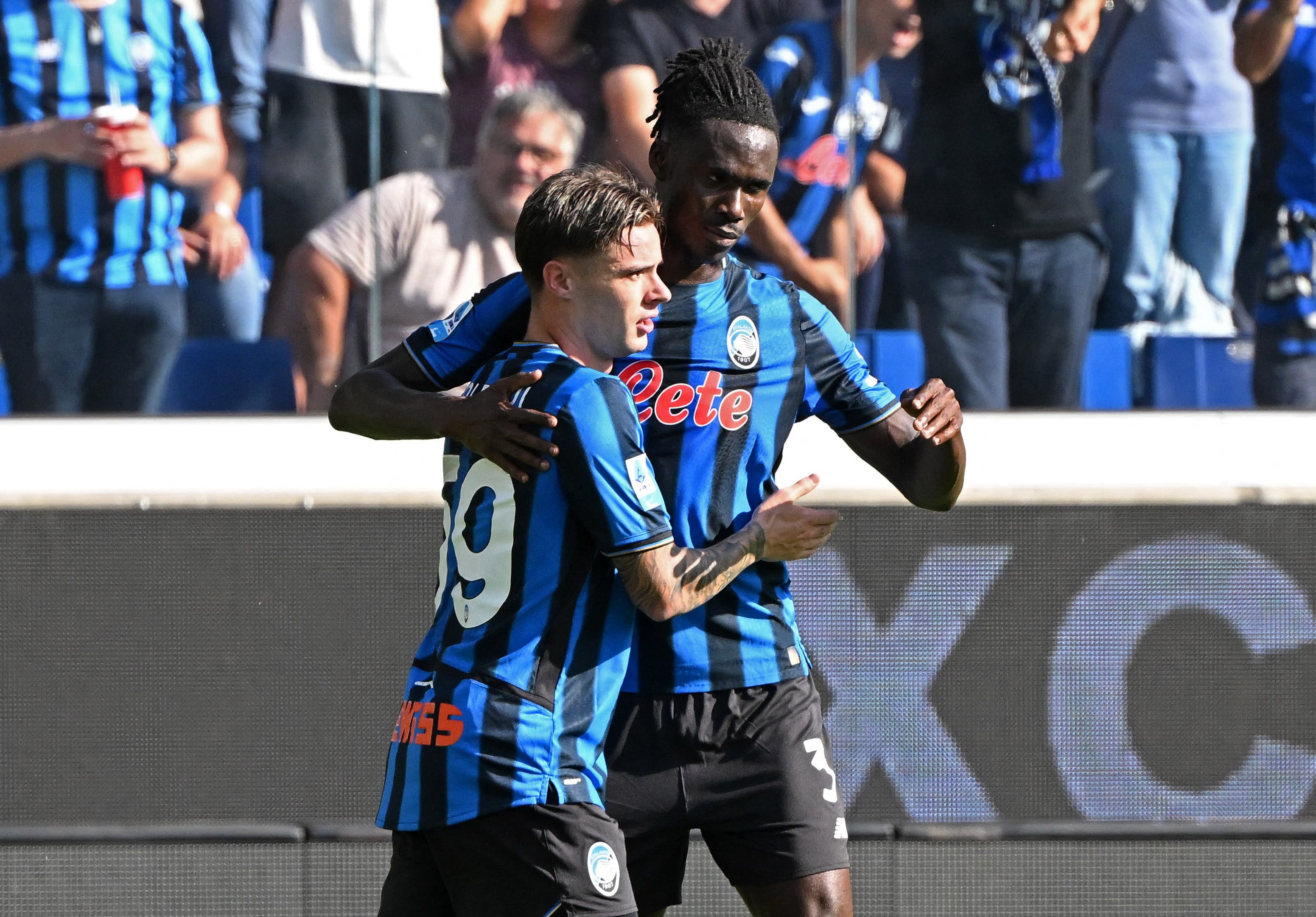 Atalanta's Nicola Zalewski celebrates scoring their third goal with Odilon Kossounou