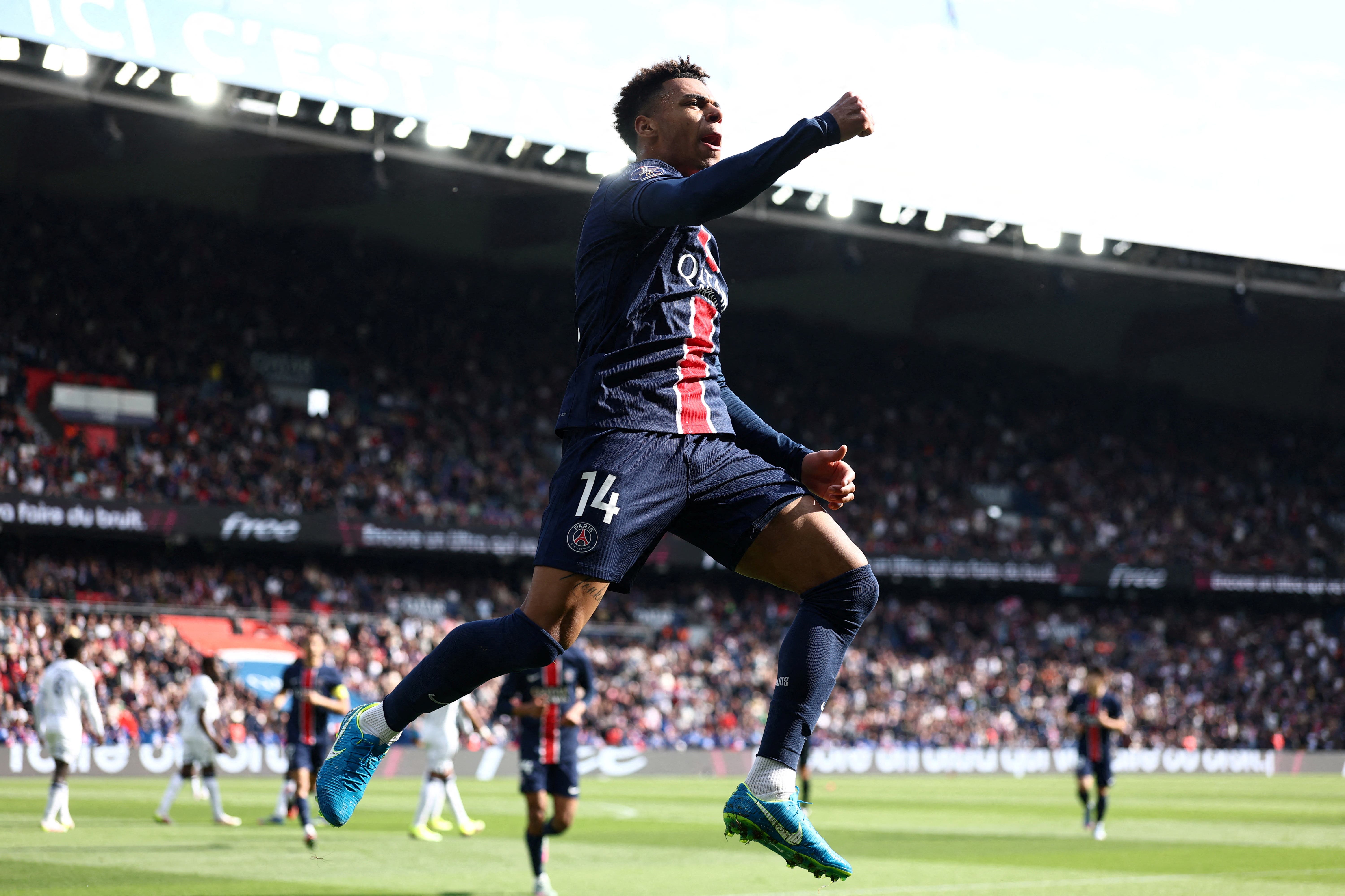 Doué playing for PSG.