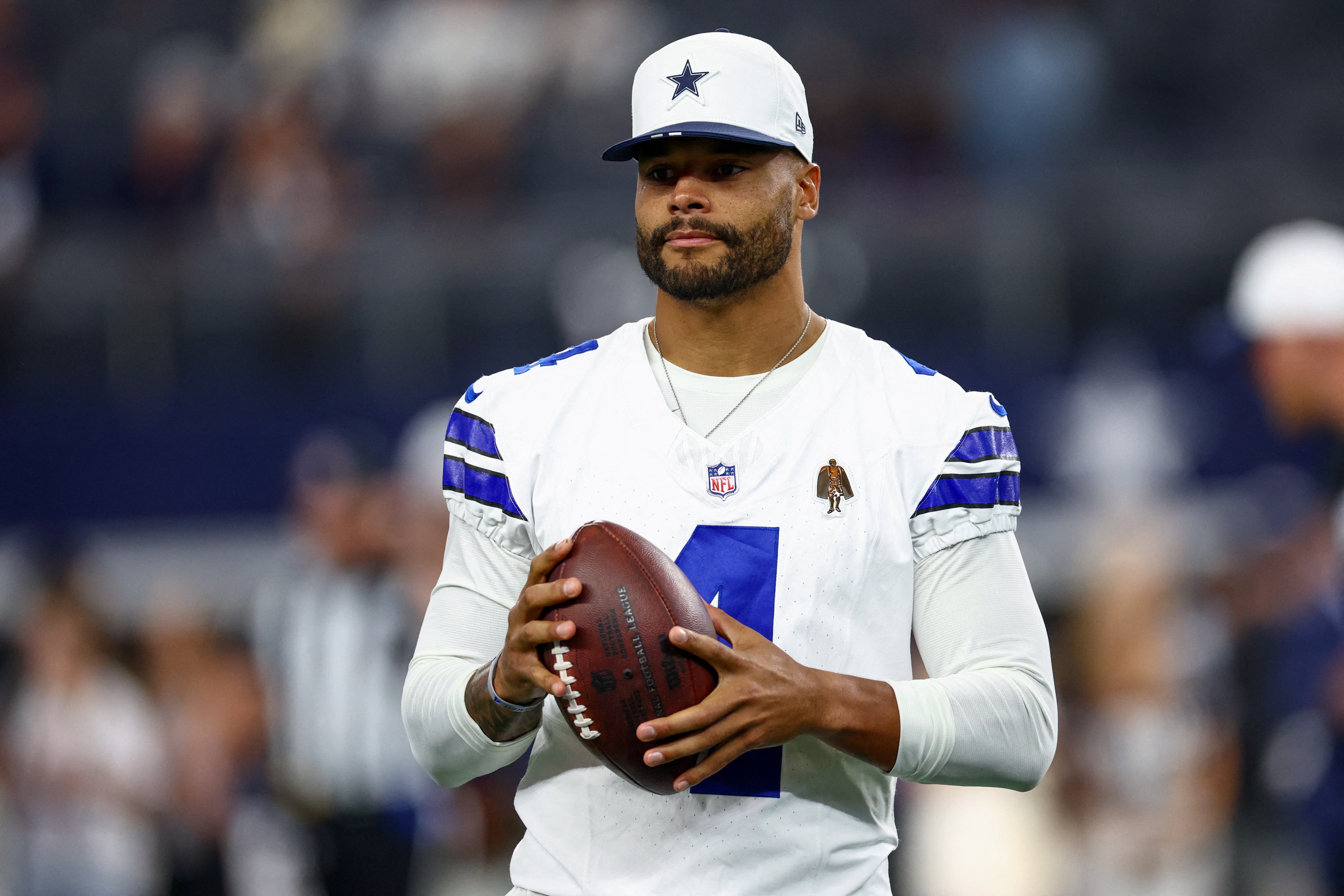 Dak Prescott previo al inicio de un partido con los Dallas Cowboys.