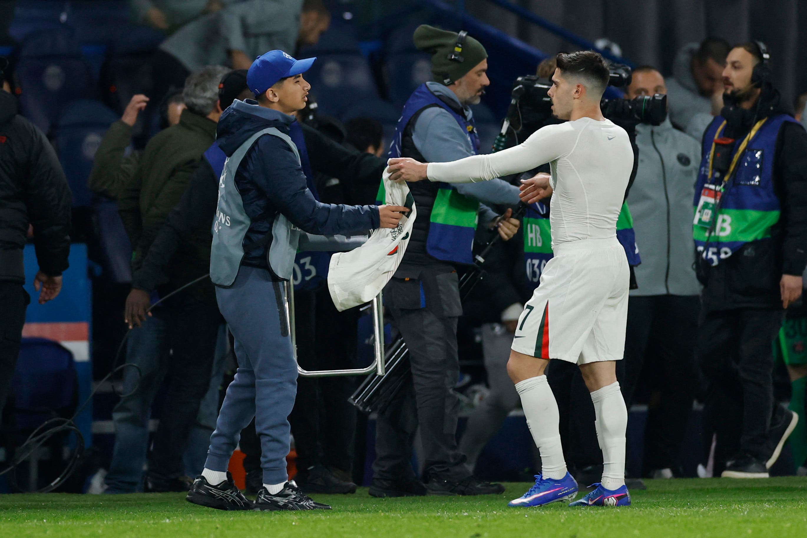 Soccer Football - UEFA Champions League - Round of 16 - First Leg - Paris St Germain v Chelsea - Parc des Princes, Paris, France - March 11, 2026 Chelsea's Pedro Neto gives his shirt to a ball boy after the match Action Images via Reuters/Peter Cziborra