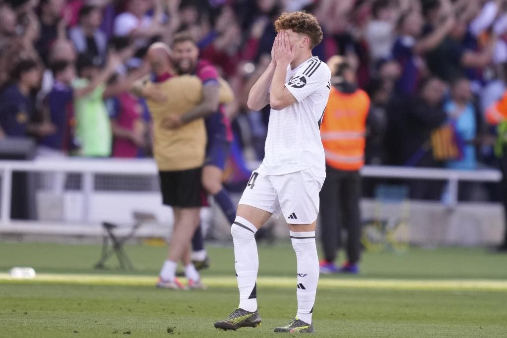 Victor Muñoz dejected after missing chance against Barcelona