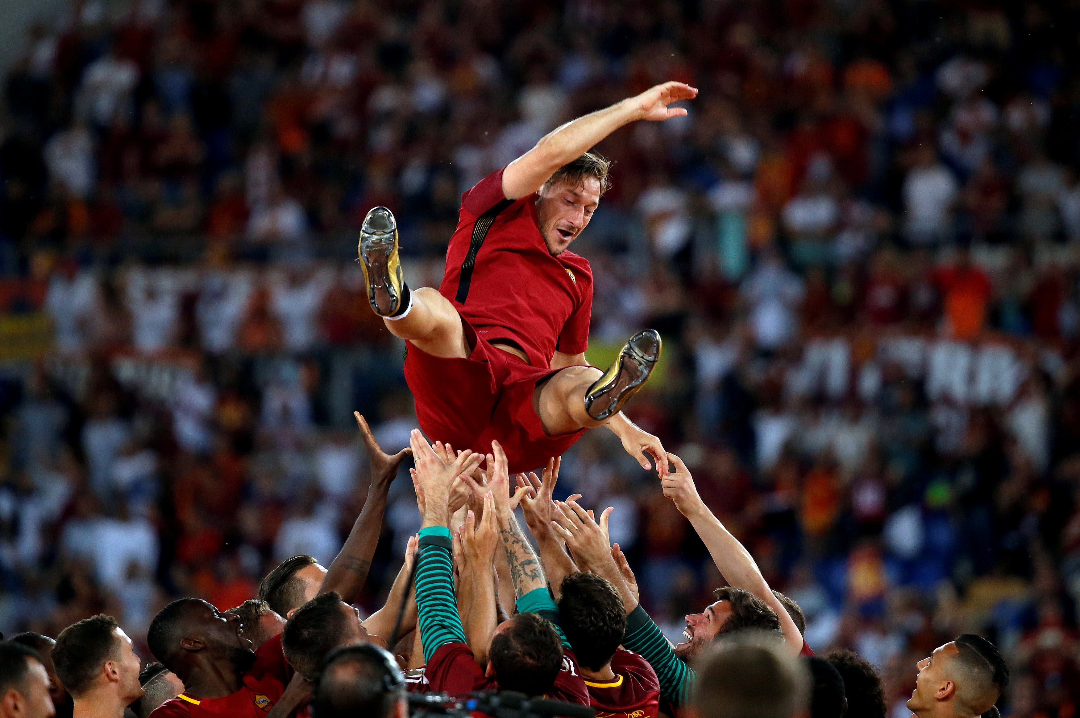 Football Soccer - AS Roma v Genoa - Serie A - Stadio Olimpico, Rome, Italy - 28/5/17 Roma’s Francesco Totti is thrown into the air by team mates after his last game Reuters / Stefano Rellandini TPX IMAGES OF THE DAY