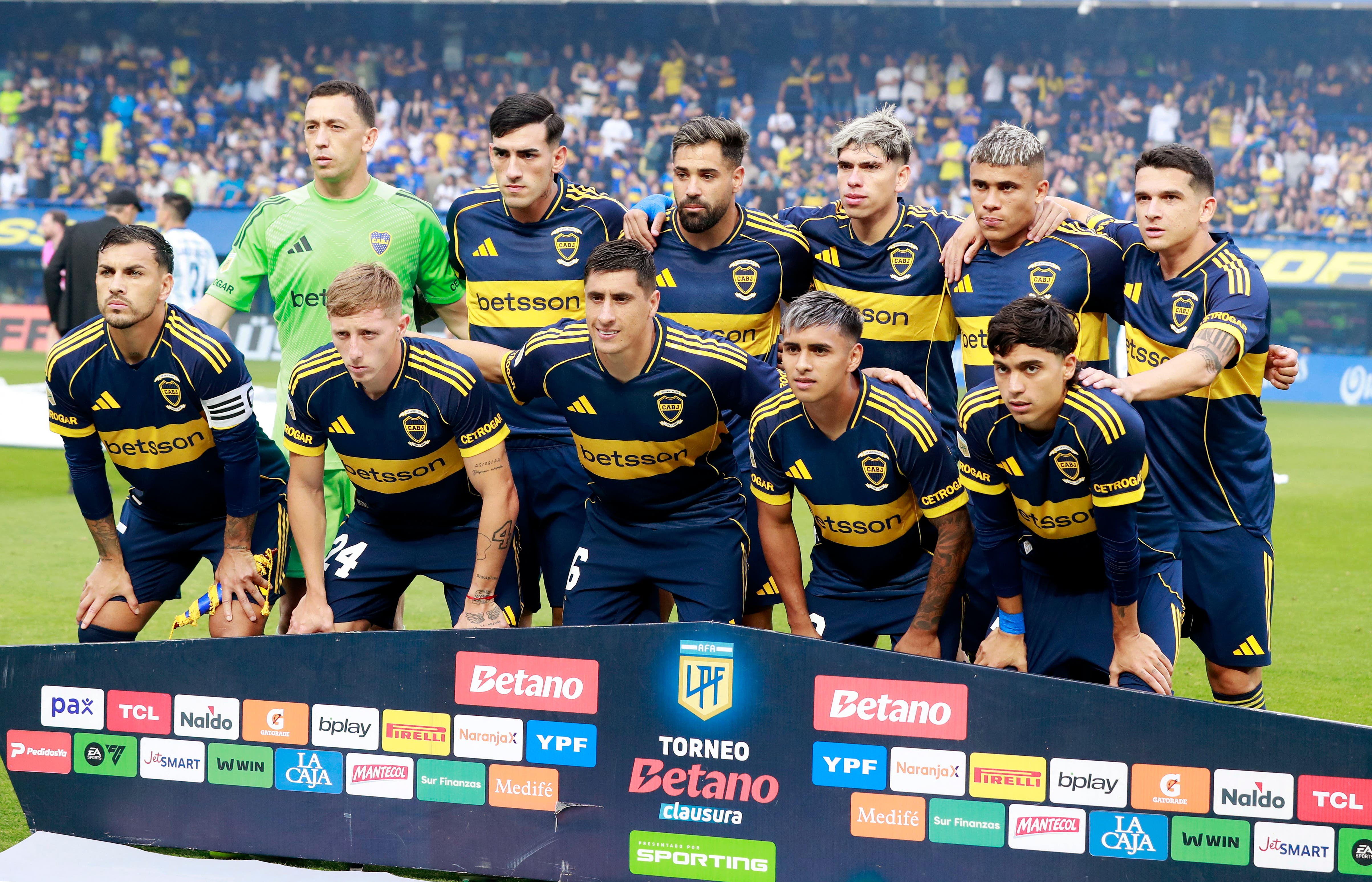 Soccer - Argentina - Argentine Primera Division - Torneo Clausura - Boca Juniors v Racing Club - Estadio La Bombonera, Buenos Aires, Argentina - December 7, 2025 Boca Juniors players pose for a team group photo before the match REUTERS/Agustin Marcarian