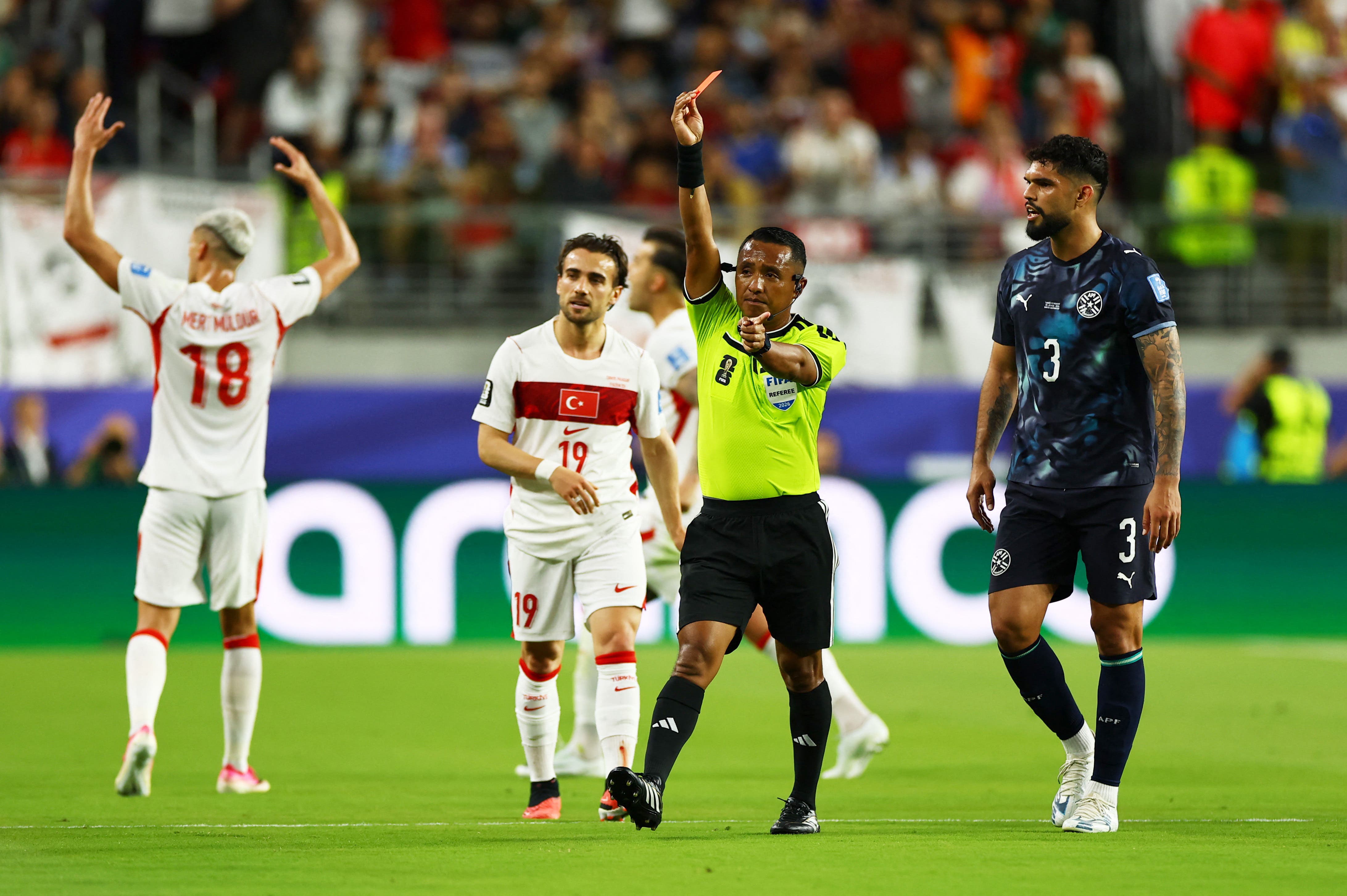 Soccer Football - FIFA World Cup 2026 - Group D - Turkey v Paraguay - San Francisco Bay Area Stadium, Santa Clara, California, U.S. - June 19, 2026 Referee Ivan Barton shows a red card to Paraguay's Miguel Almiron REUTERS/Carlos Barria
