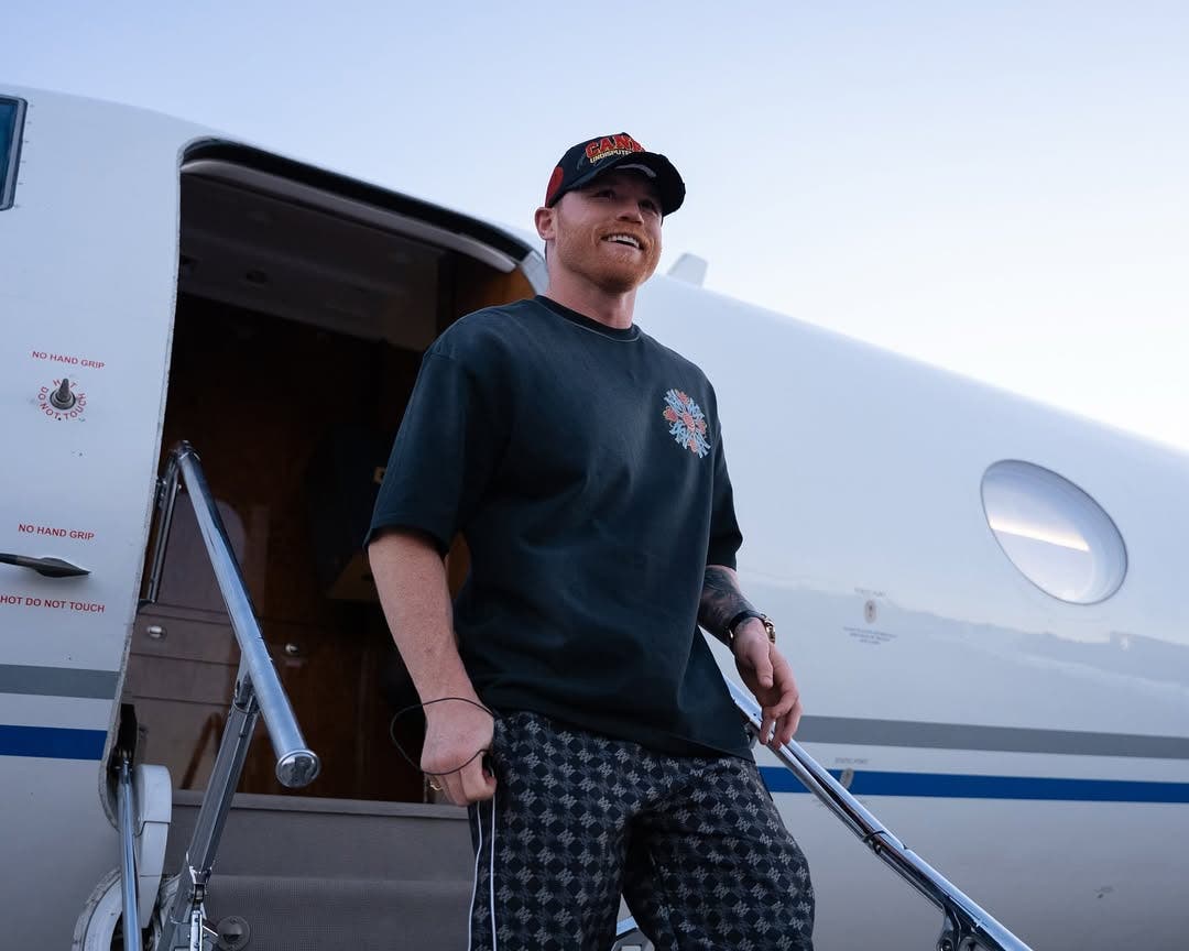 Saúl Canelo Álvarez desciende de su jet privado en Las Vegas.