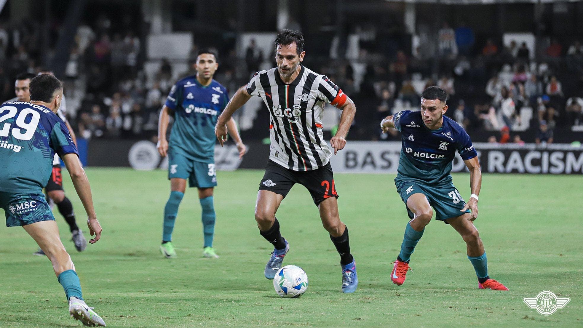 Roque Santa Cruz battles against Talleres defenders