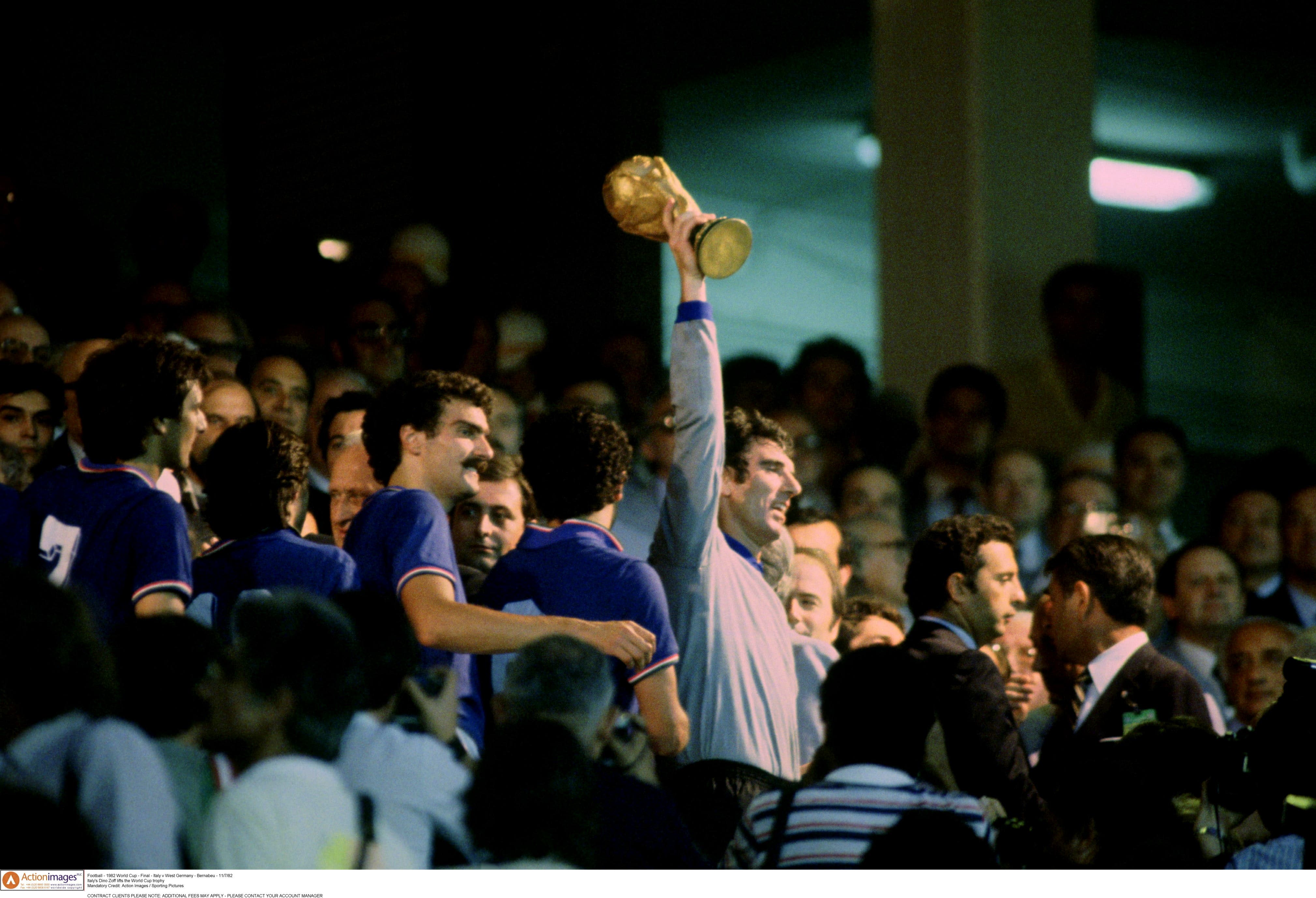 Football - 1982 FIFA World Cup Final - Italy v West Germany - Estadio Santiago Bernabeu, Madrid - 11/7/82 Italy's Dino Zoff lifts the World Cup trophy Mandatory Credit: Action Images / Sporting Pictures