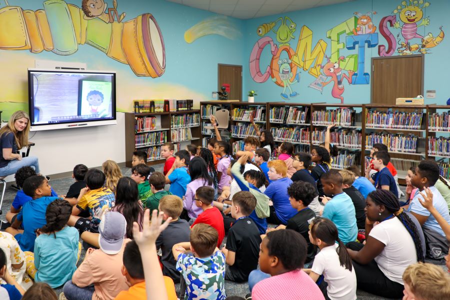 Katy ISD elementary librarian encourages conversation and participation among students. 