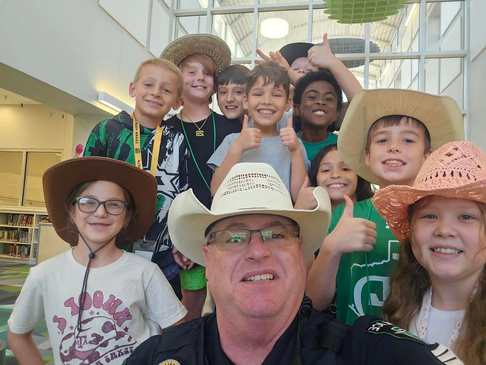Police Sgt. Gordon Blair at Lake Dallas ISD’s Corinth Elementary enjoys fun ways to connect with students. 