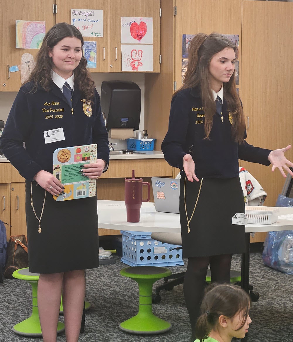 Friendswood High School Seniors teach agriculture to elementary students