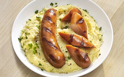 Polenta A La Parrilla Con Salchichas Y Queso