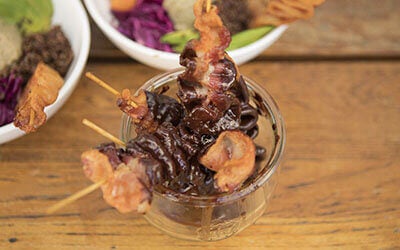 Brochetas De Tocino De Corte Grueso Bañadas En Chocolate
