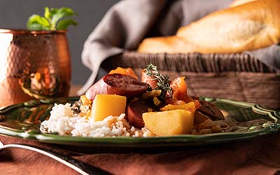 Salchicha Kielbasa En Olla De Cocción Lenta