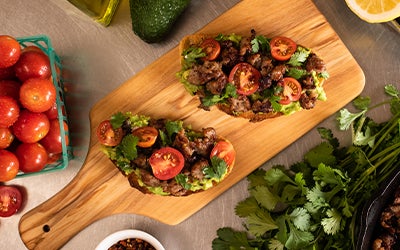 Tostada De Salchicha Con Aguacate